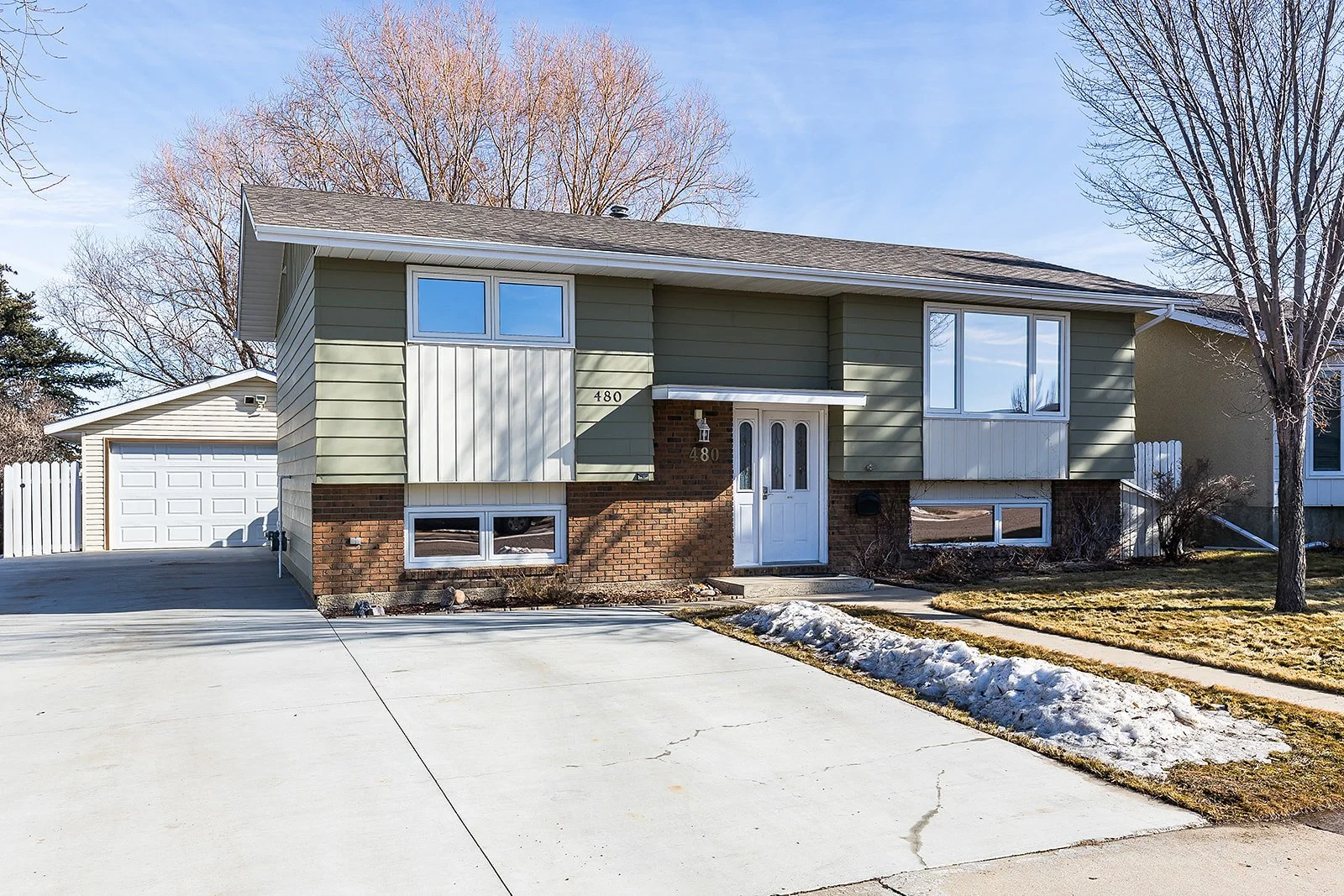 480 Sissons Cres SE-5.jpg