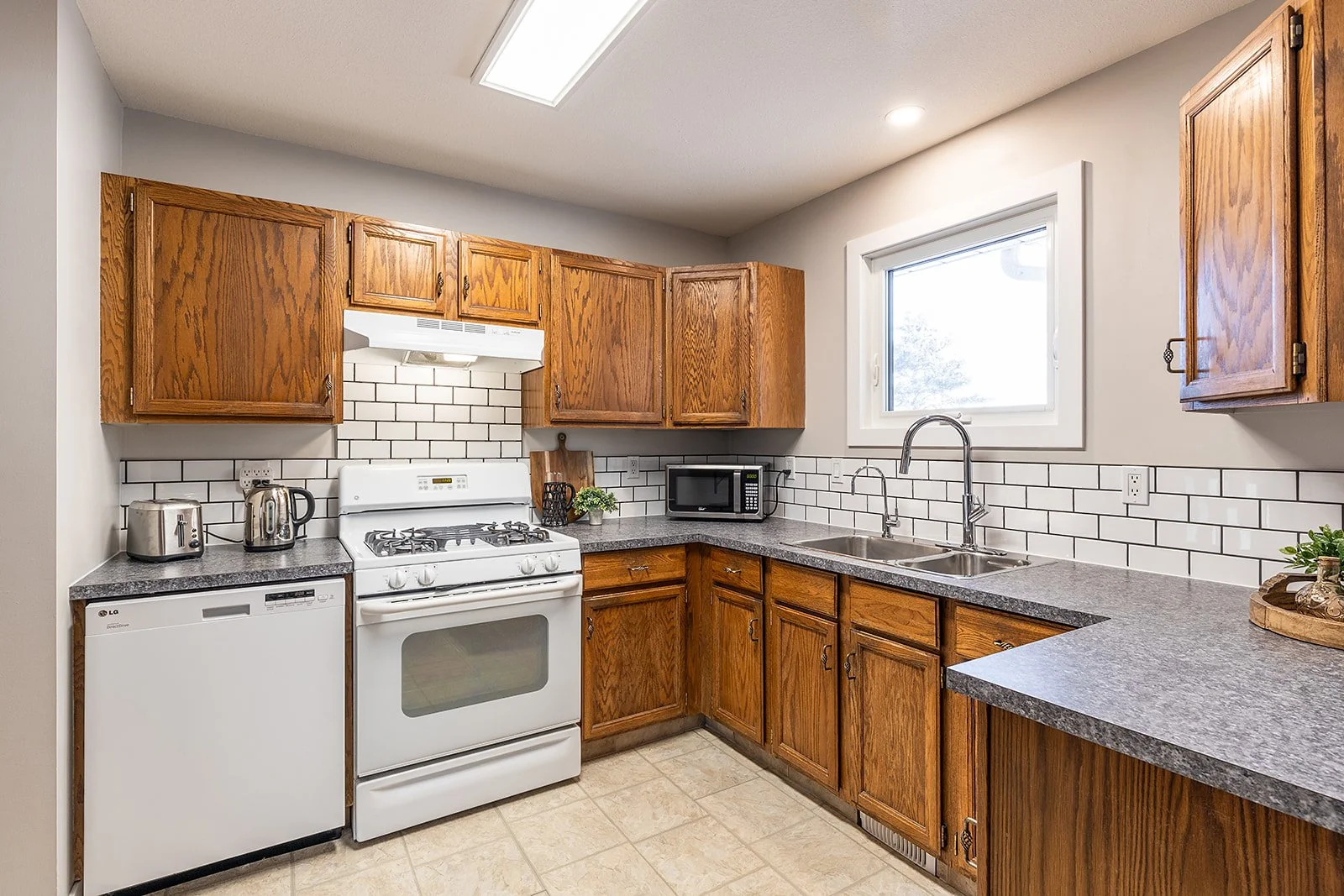480 Sissons Cres SE-15.jpg