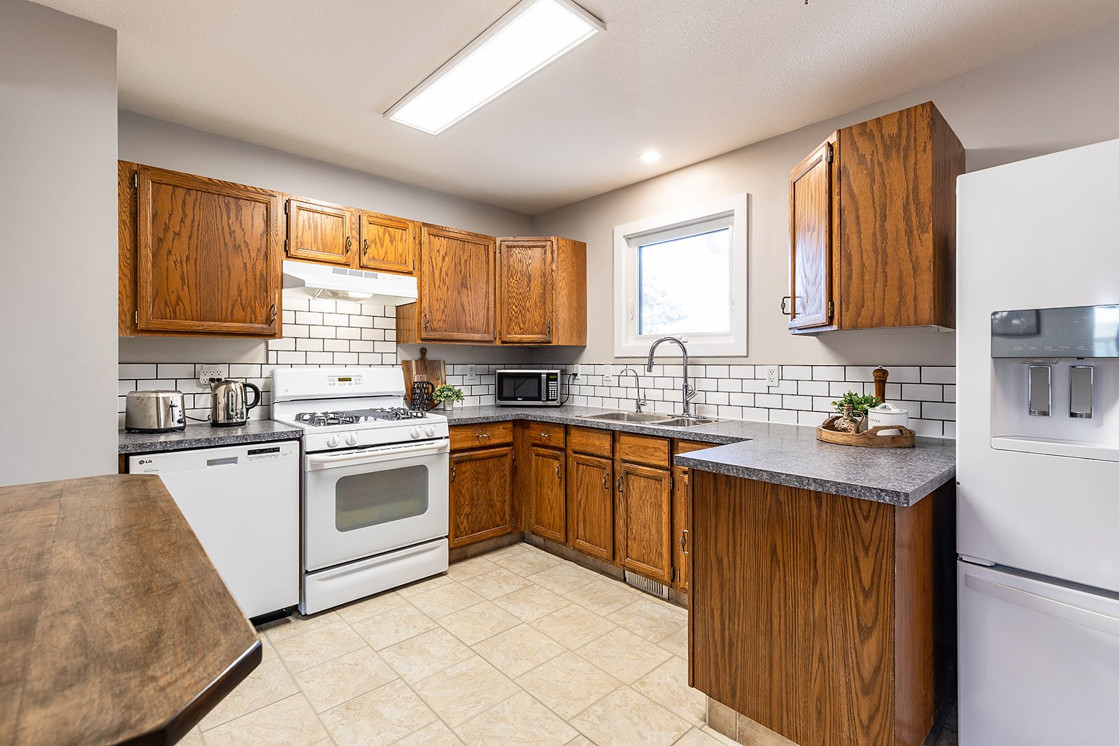 480 Sissons Cres SE-18.jpg