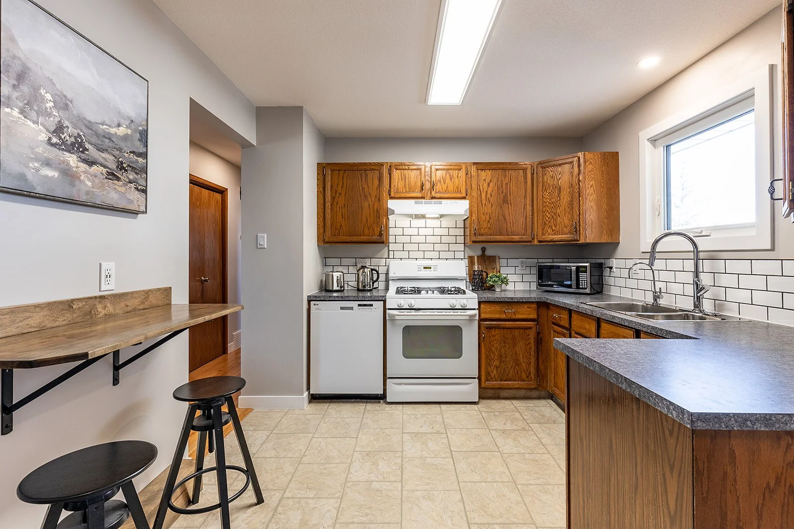480 Sissons Cres SE-19.jpg