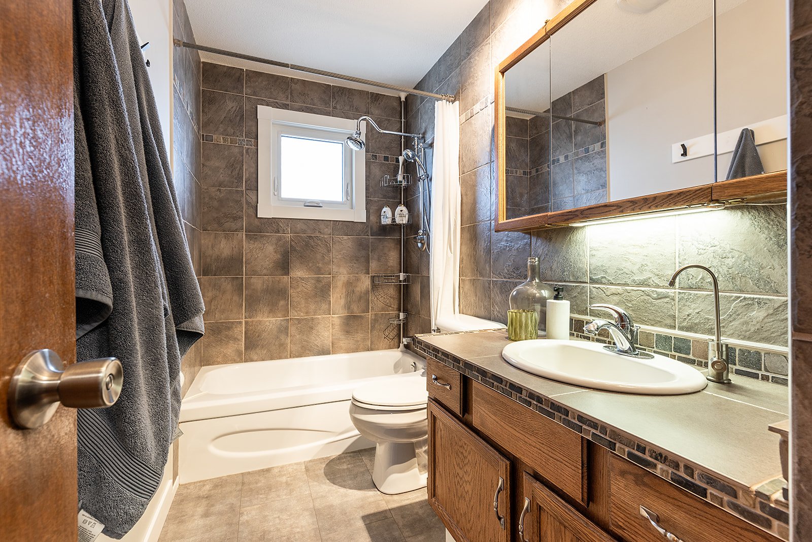 480 Sissons Cres SE-26.jpg