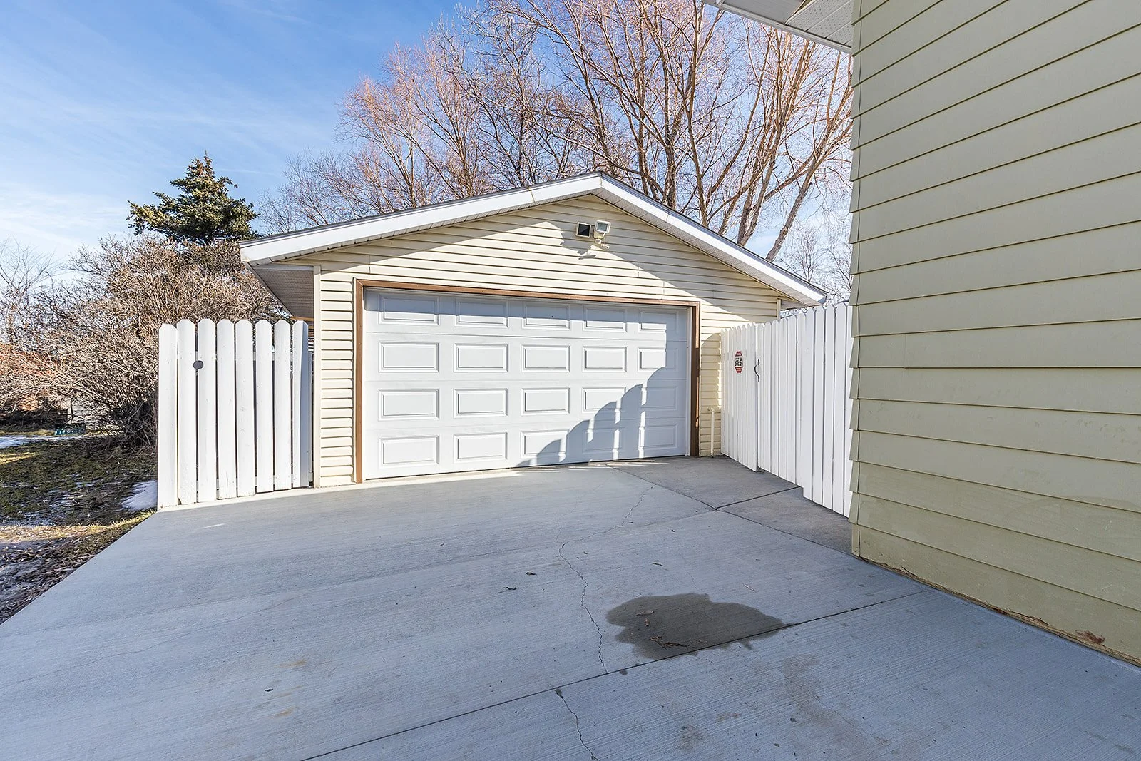 480 Sissons Cres SE-51.jpg