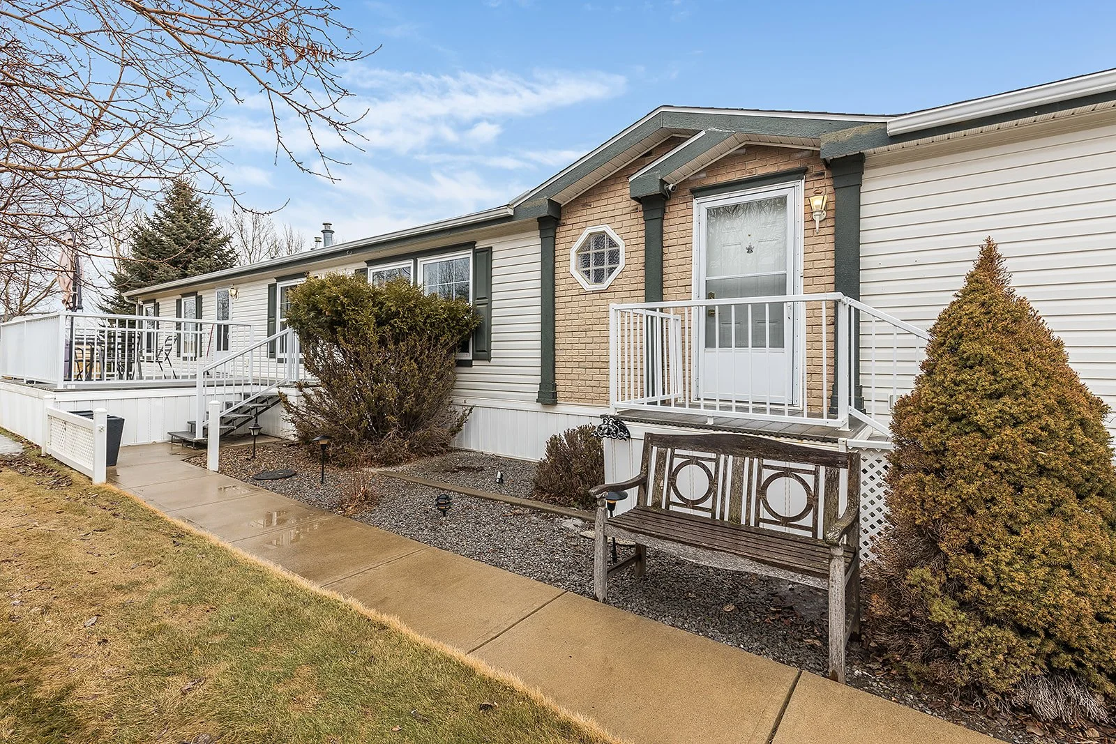72 1600 Strachan Rd SE-1.jpg