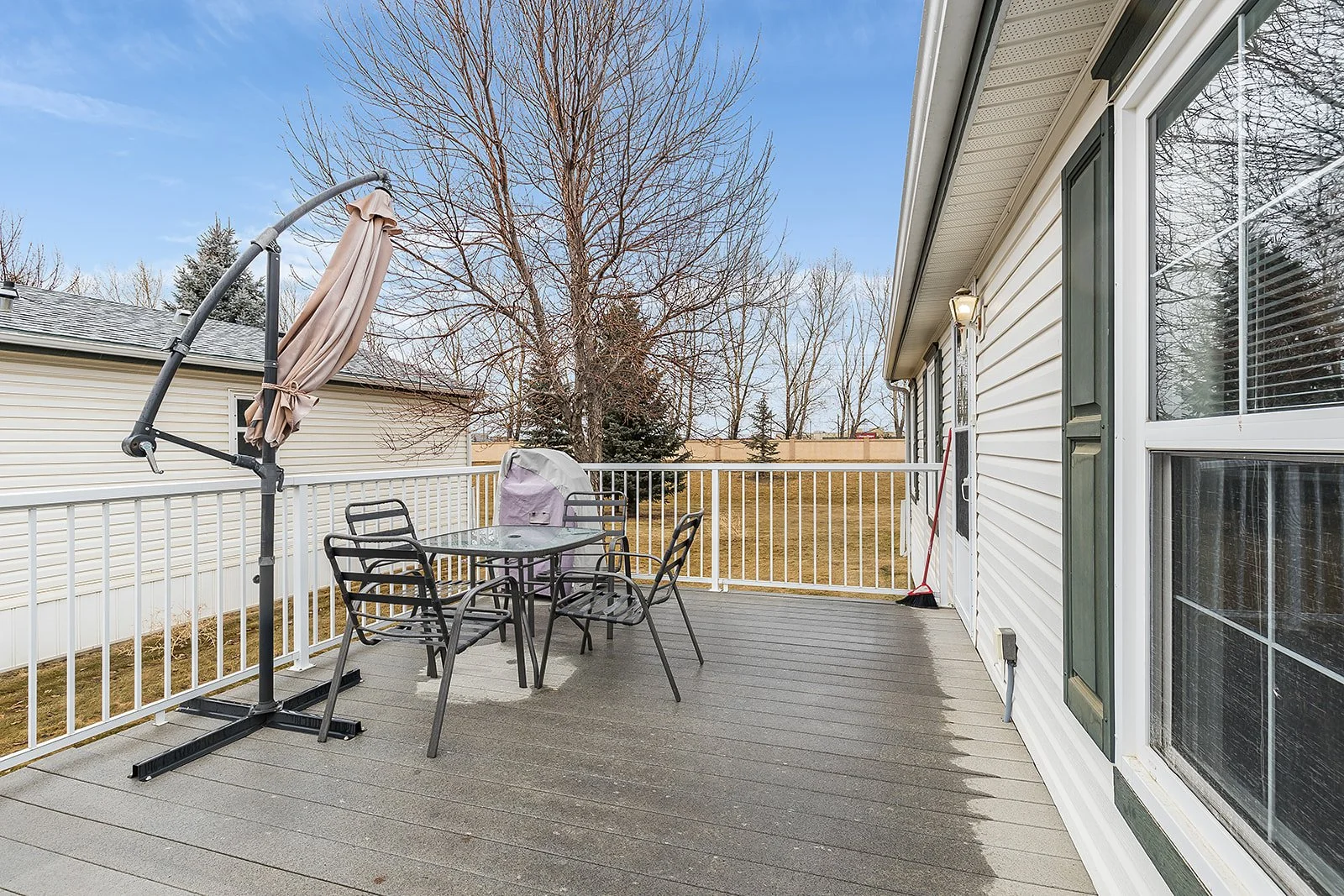 72 1600 Strachan Rd SE-3.jpg
