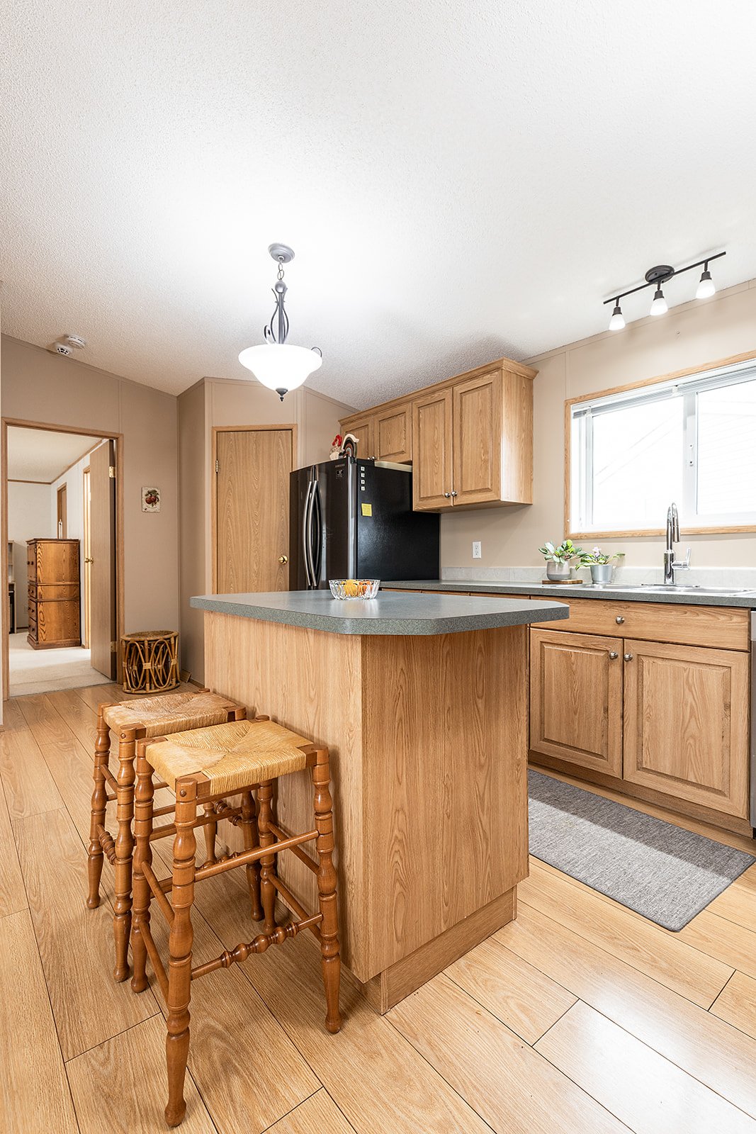 72 1600 Strachan Rd SE-10.jpg