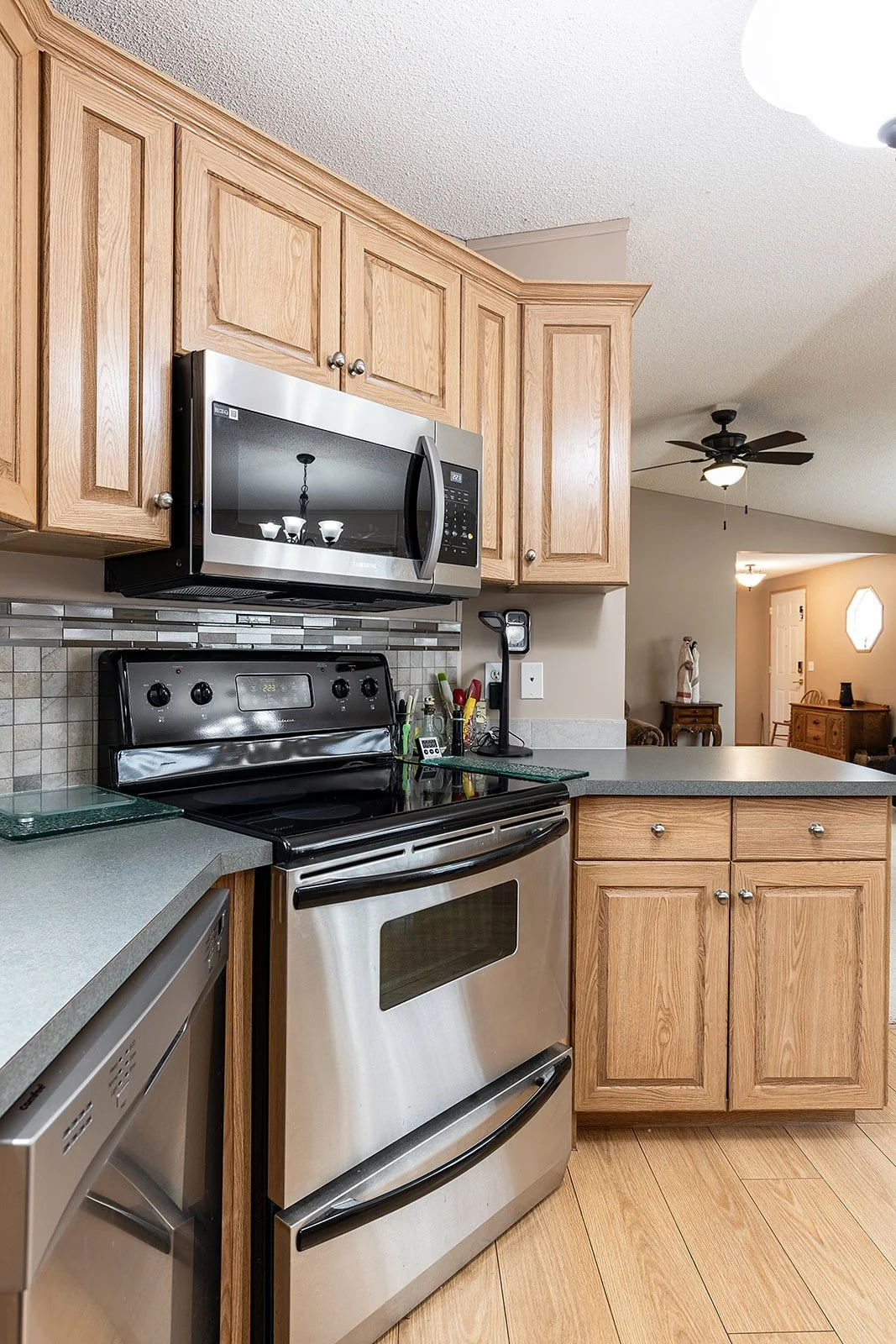 72 1600 Strachan Rd SE-12.jpg