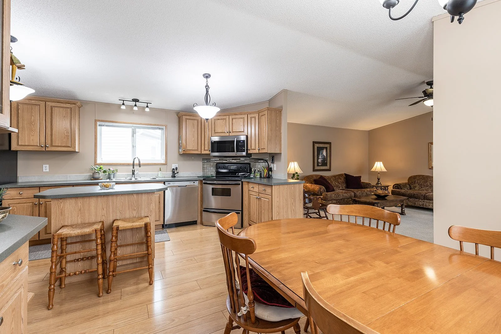72 1600 Strachan Rd SE-15.jpg