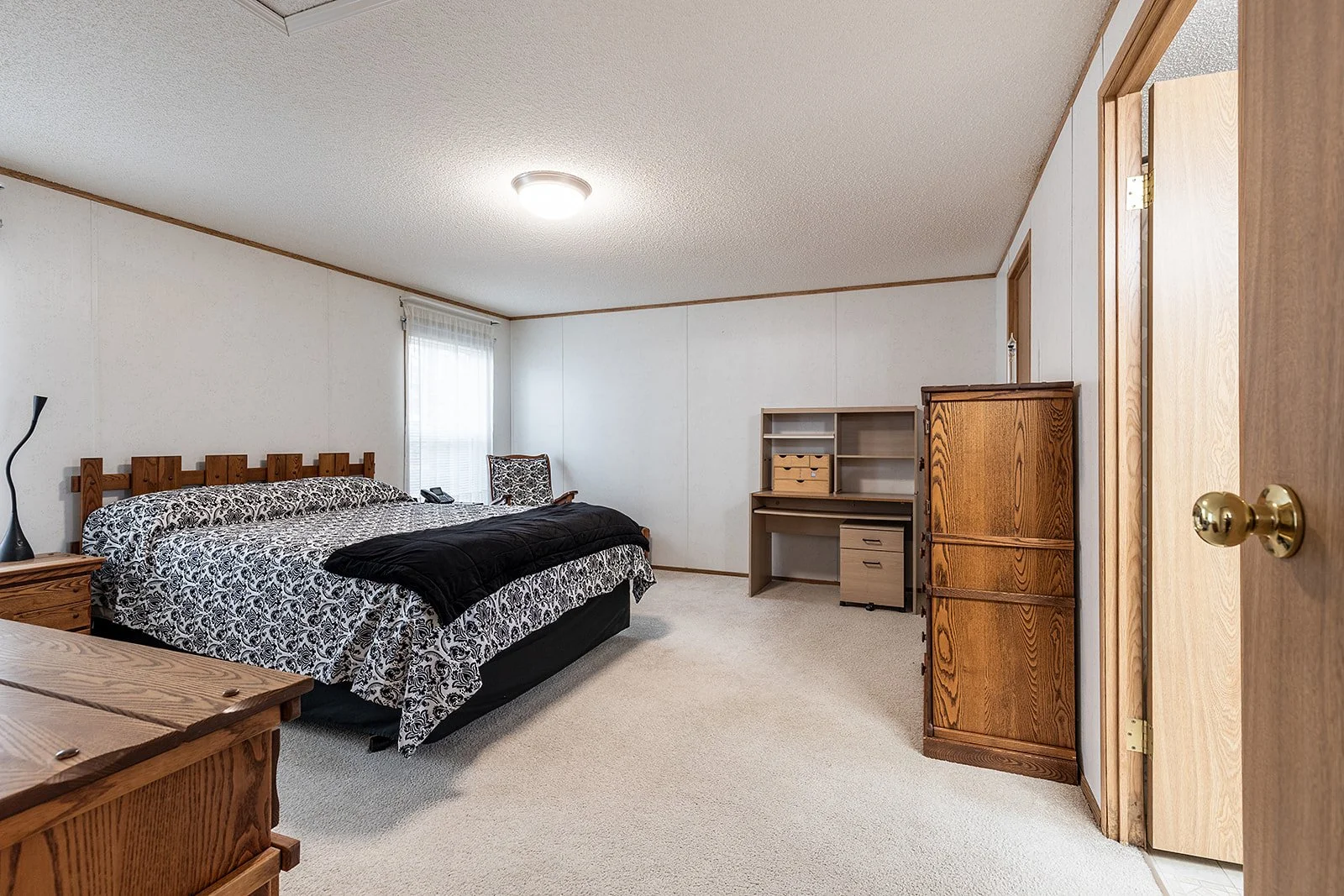 72 1600 Strachan Rd SE-16.jpg