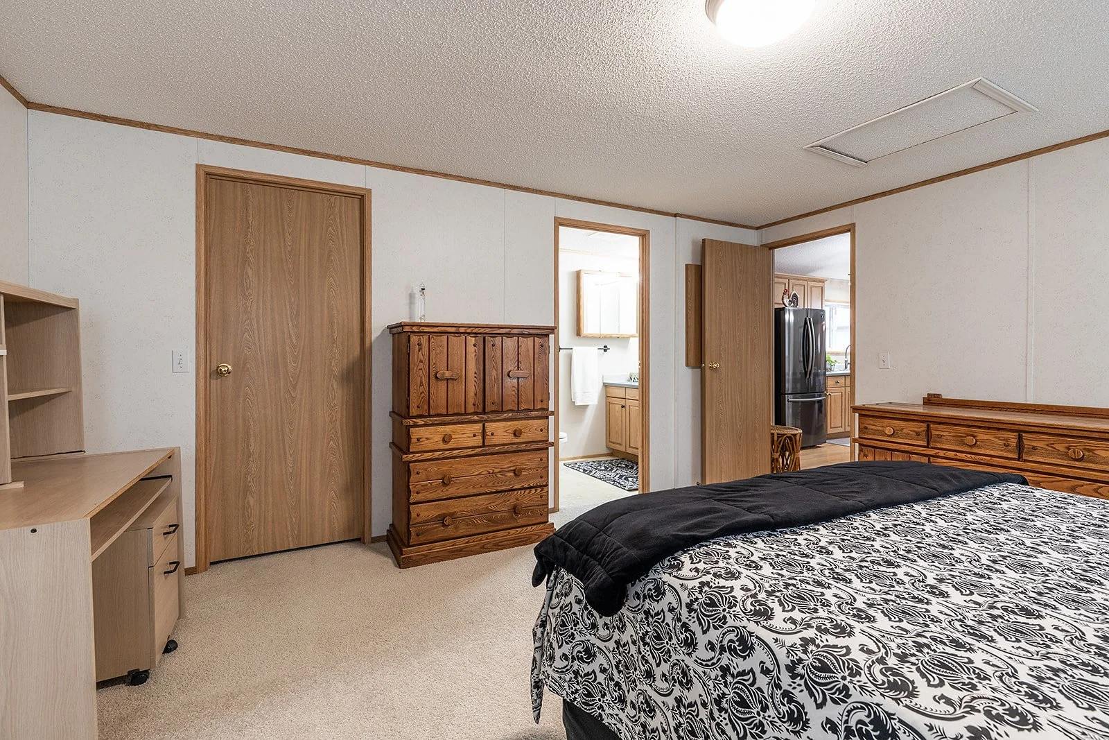 72 1600 Strachan Rd SE-17.jpg