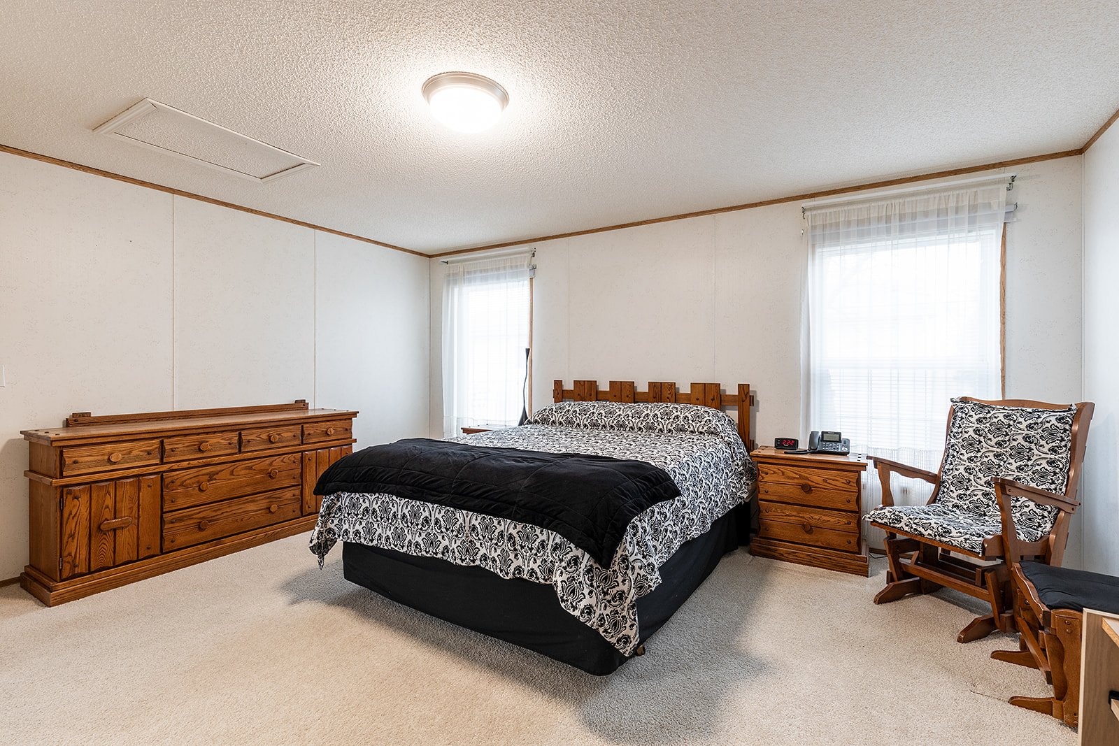 72 1600 Strachan Rd SE-18.jpg