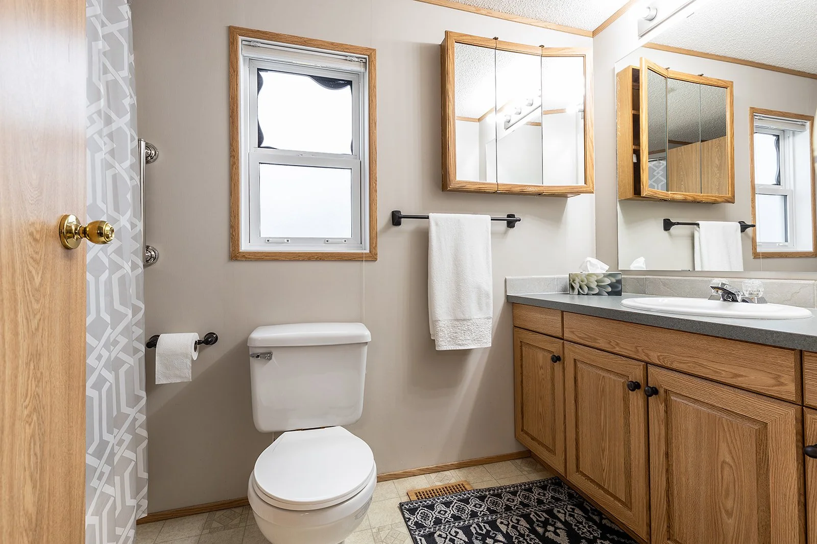 72 1600 Strachan Rd SE-19.jpg