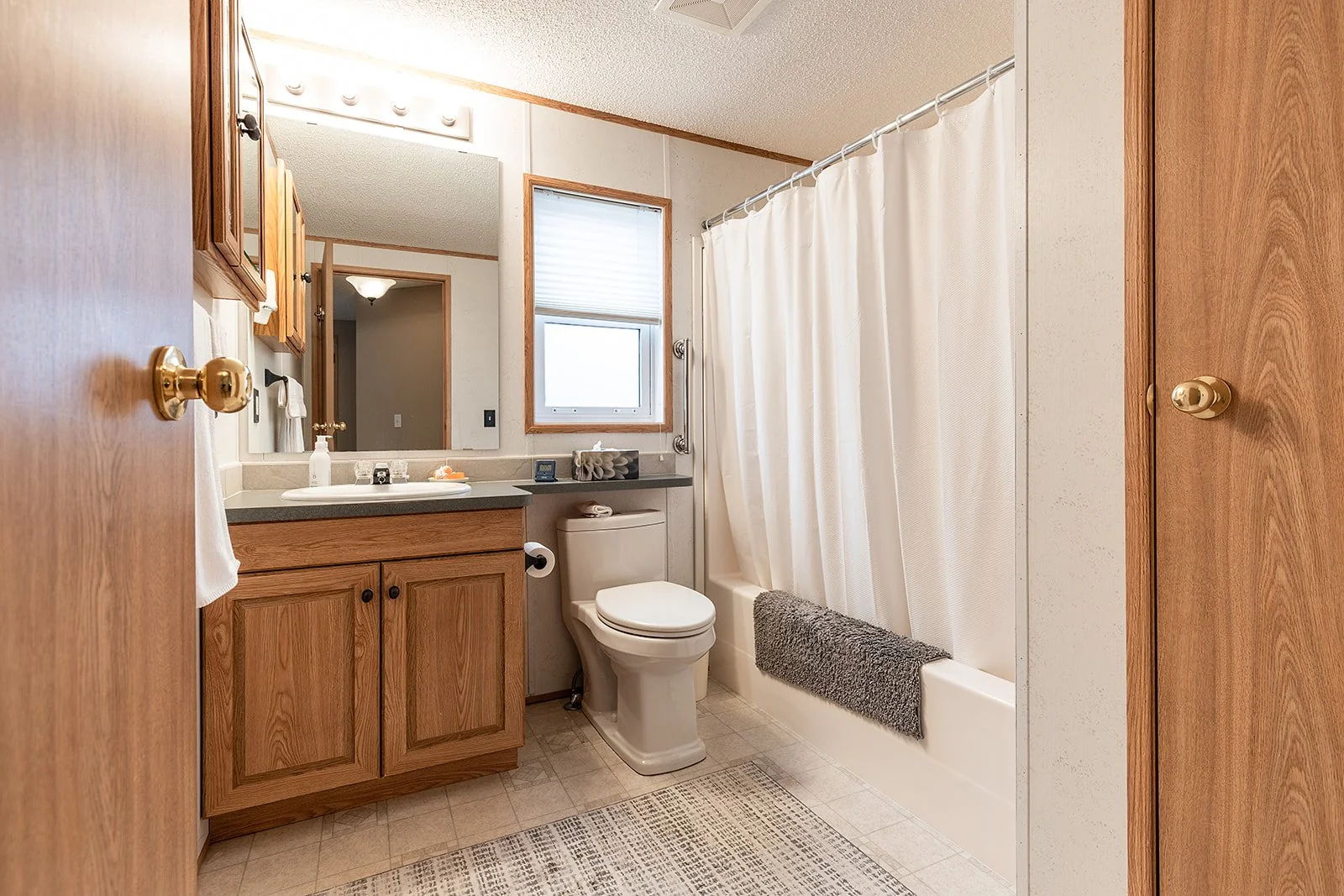 72 1600 Strachan Rd SE-22.jpg