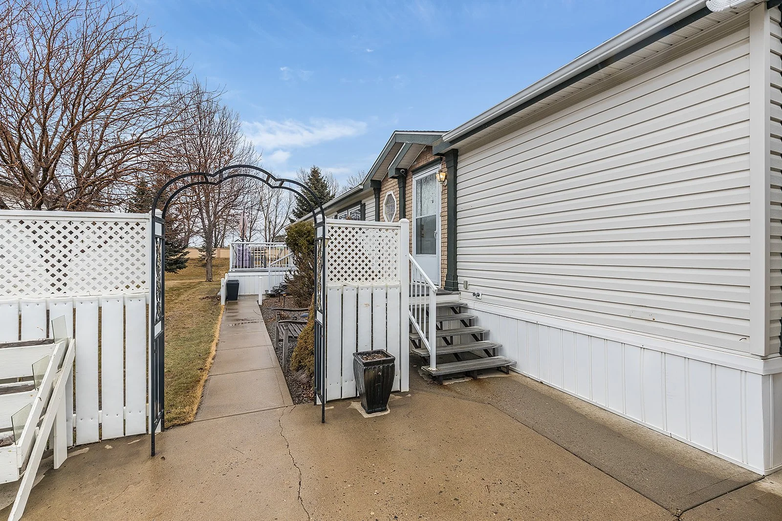 72 1600 Strachan Rd SE-26.jpg