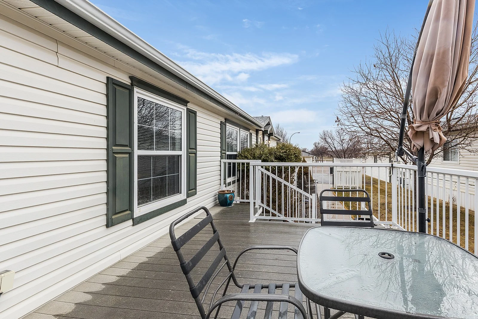 72 1600 Strachan Rd SE-29.jpg