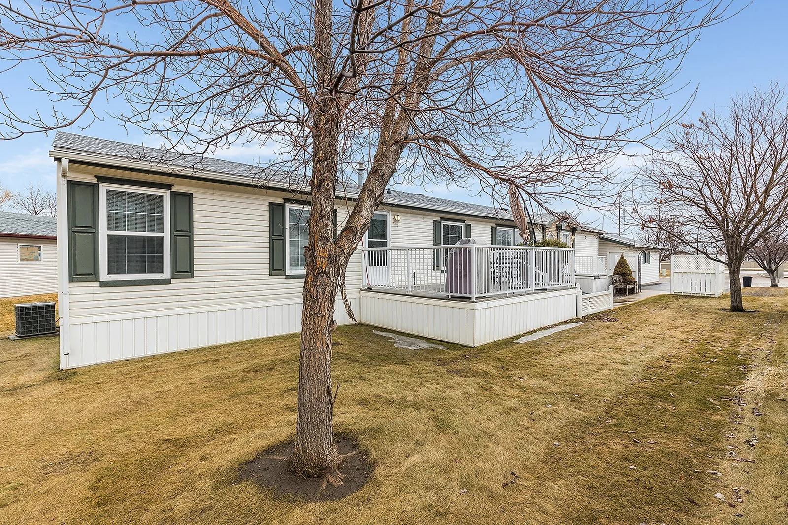 72 1600 Strachan Rd SE-31.jpg