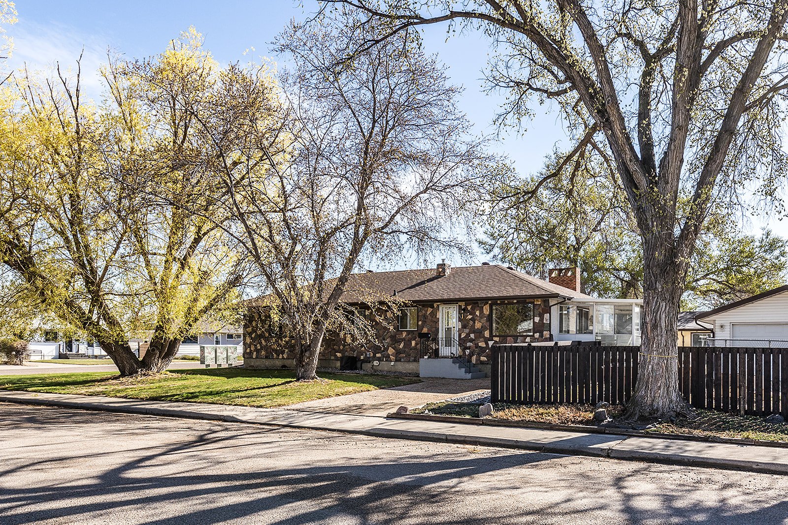 188 Burns Cres NW Vacant-4.jpg