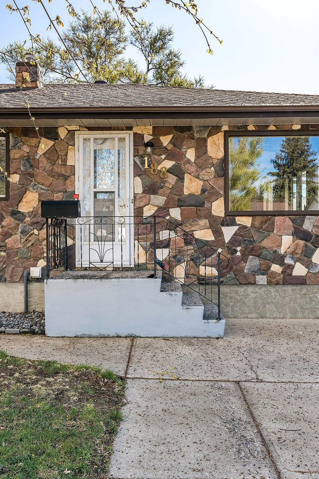188 Burns Cres NW Vacant-5.jpg