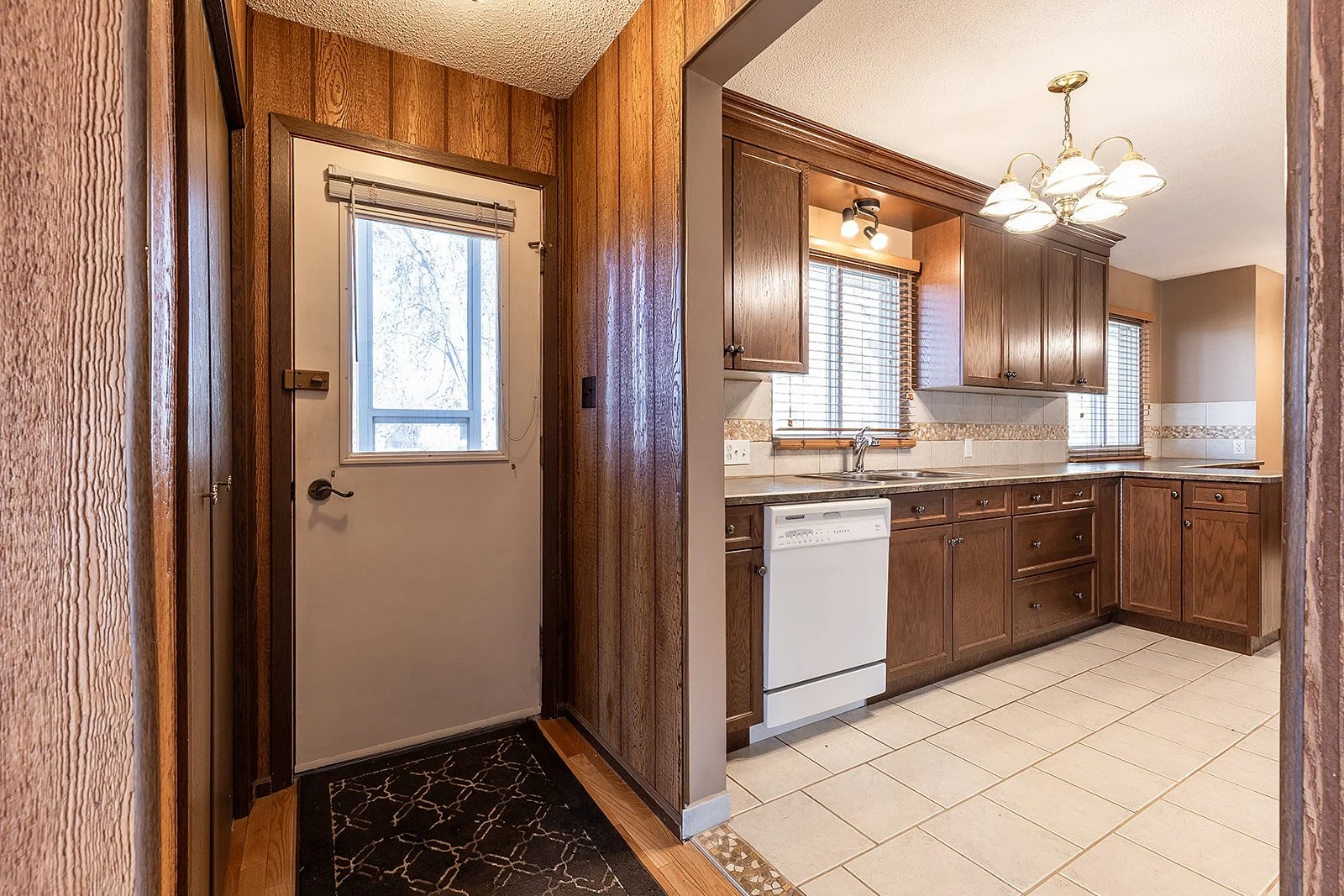188 Burns Cres NW Vacant-7.jpg