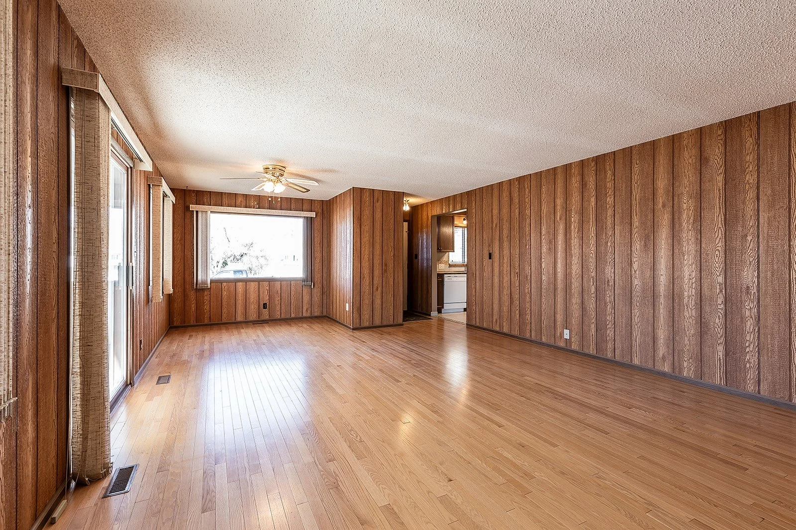 188 Burns Cres NW Vacant-10.jpg