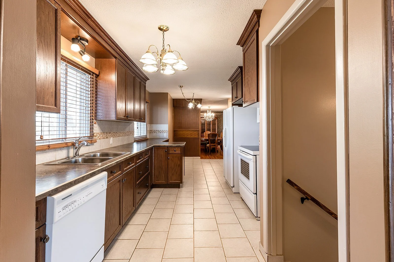 188 Burns Cres NW Vacant-13.jpg