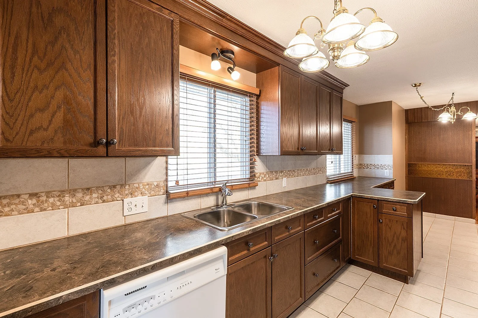 188 Burns Cres NW Vacant-14.jpg