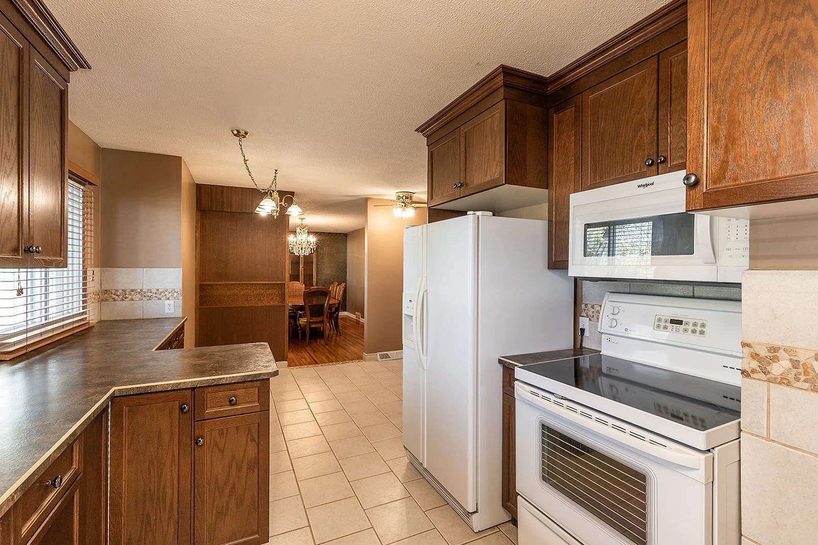 188 Burns Cres NW Vacant-16.jpg