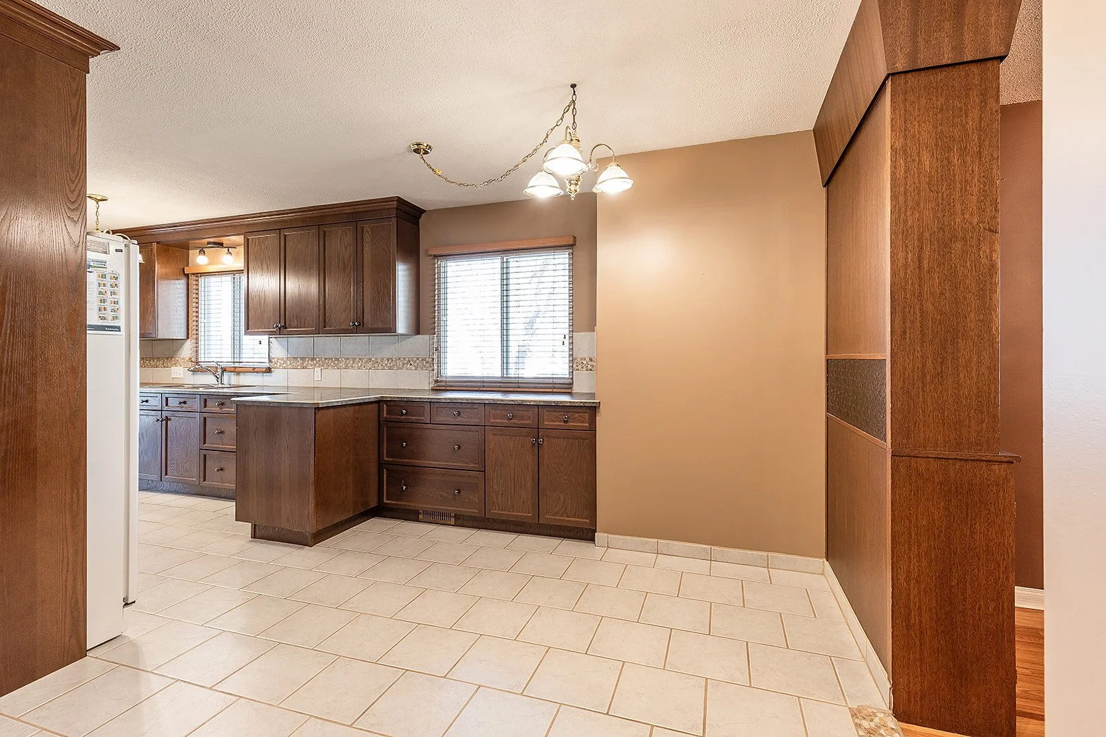 188 Burns Cres NW Vacant-19.jpg