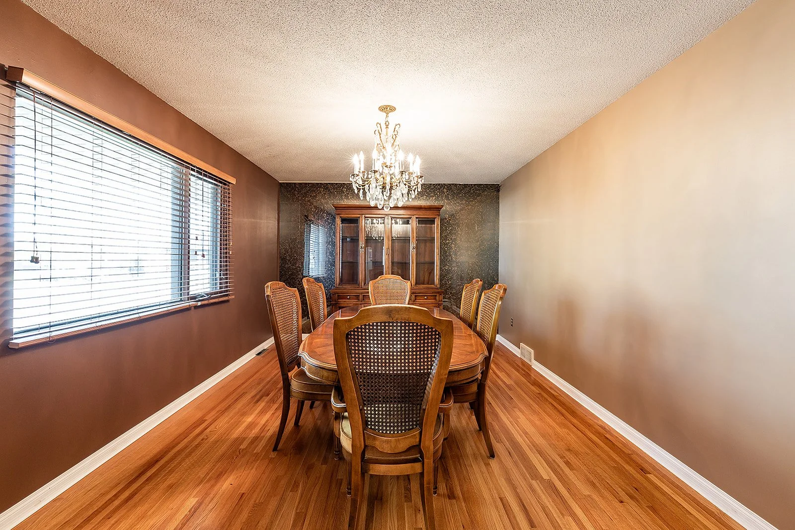 188 Burns Cres NW Vacant-20.jpg