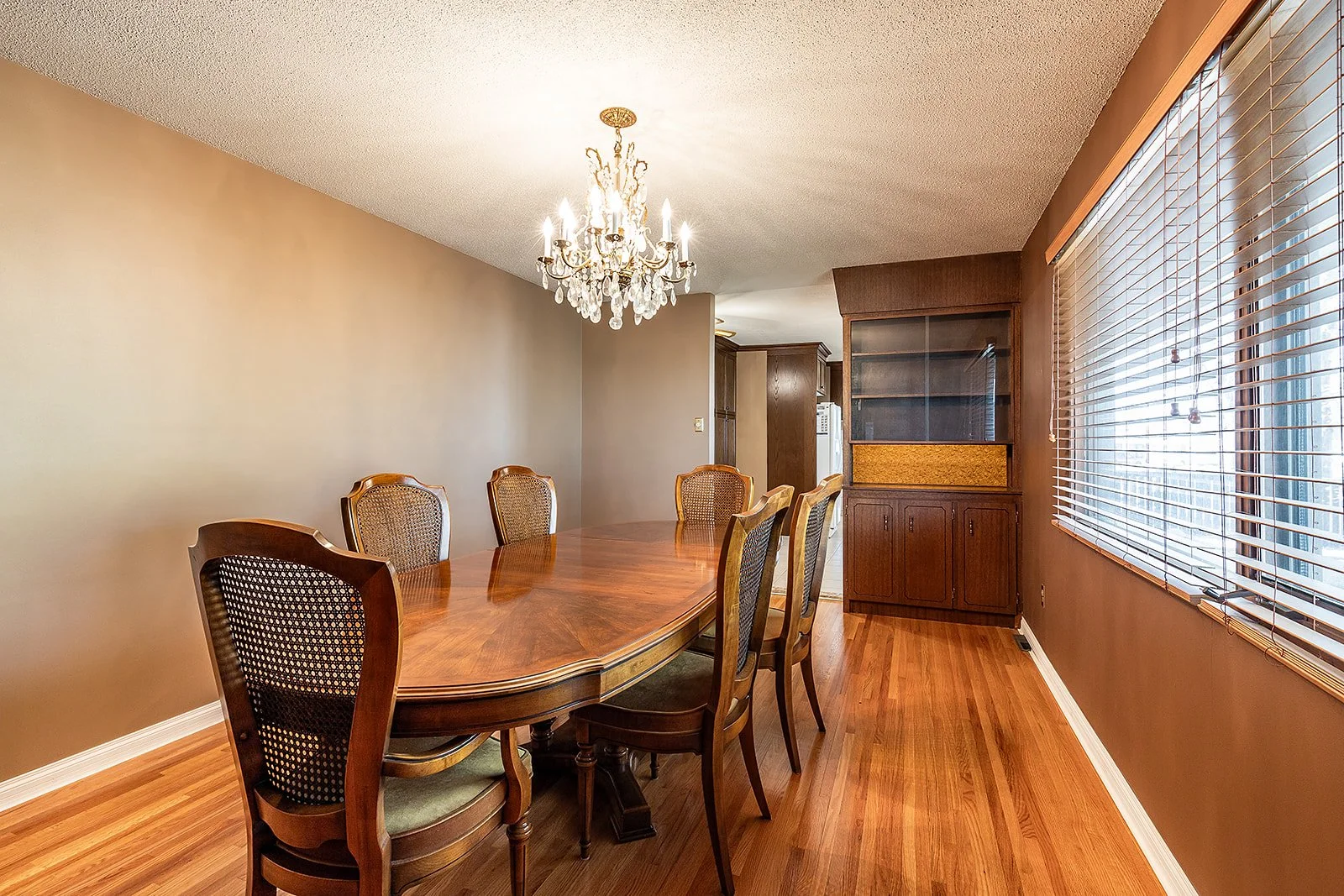 188 Burns Cres NW Vacant-23.jpg