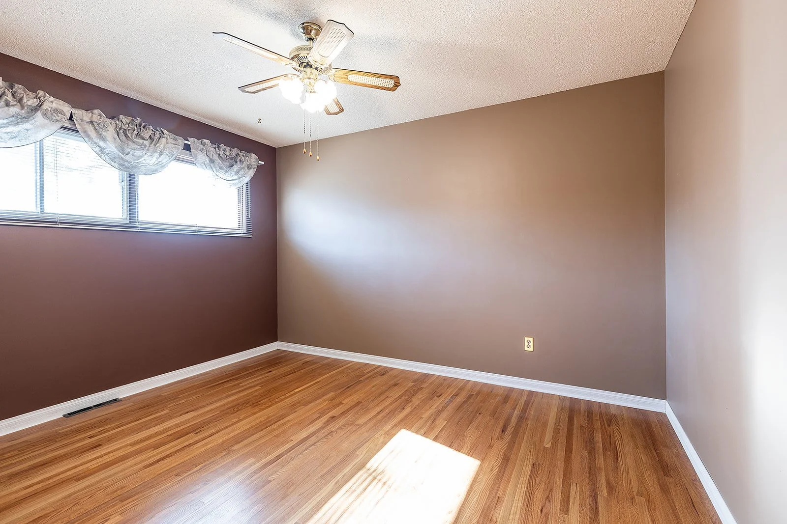 188 Burns Cres NW Vacant-31.jpg
