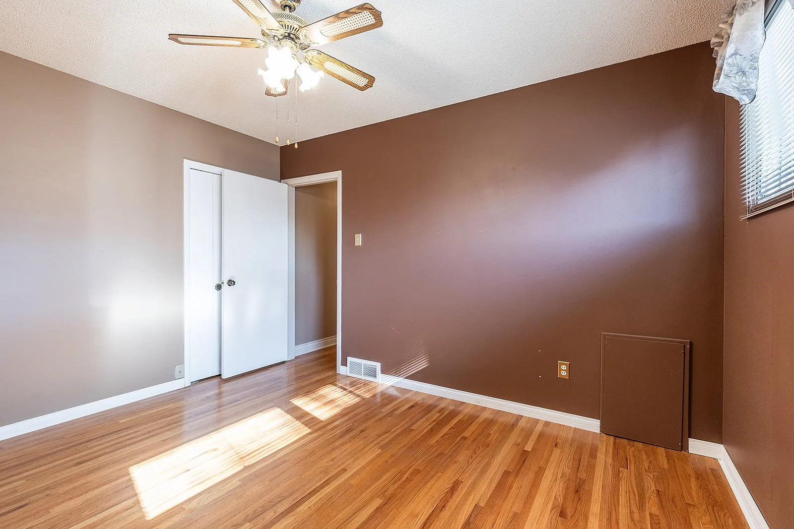 188 Burns Cres NW Vacant-32.jpg