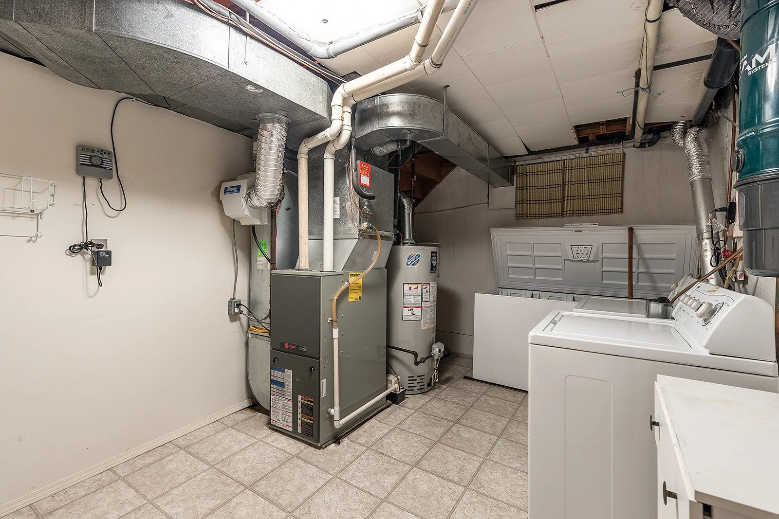188 Burns Cres NW Vacant-34.jpg