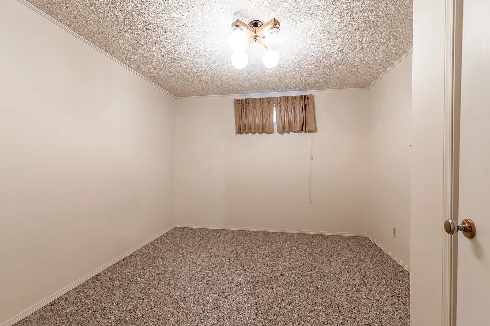 188 Burns Cres NW Vacant-37.jpg