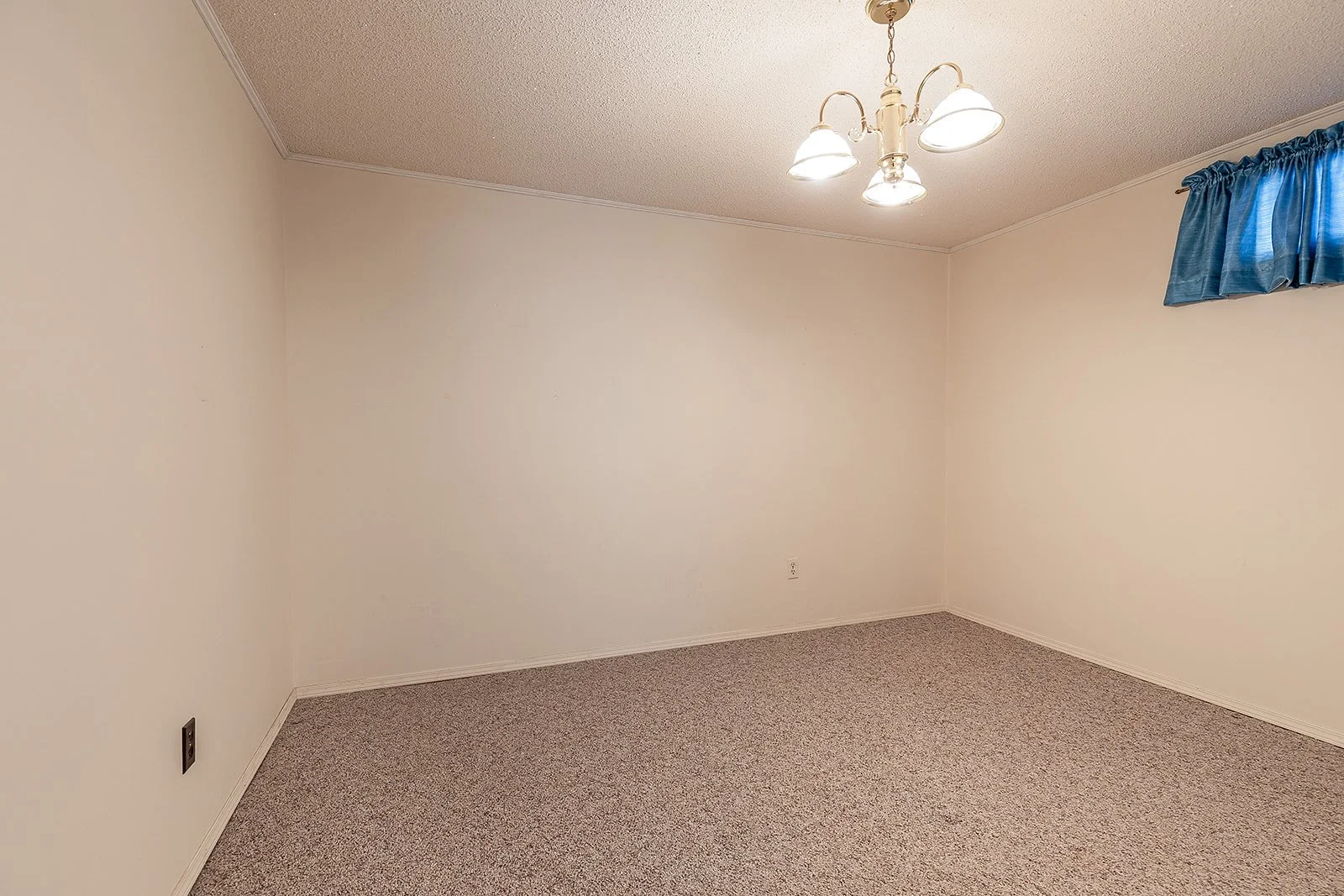 188 Burns Cres NW Vacant-39.jpg