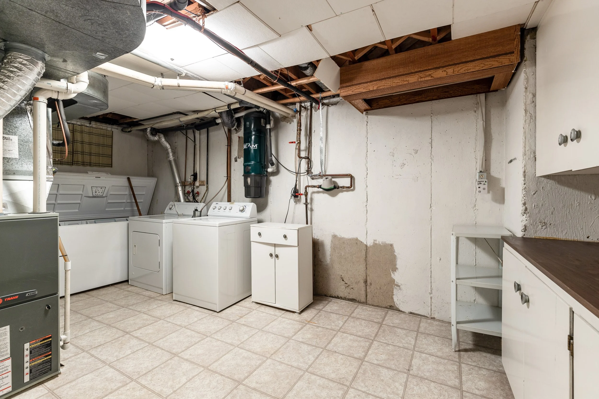 188 Burns Cres NW Vacant-33.jpg