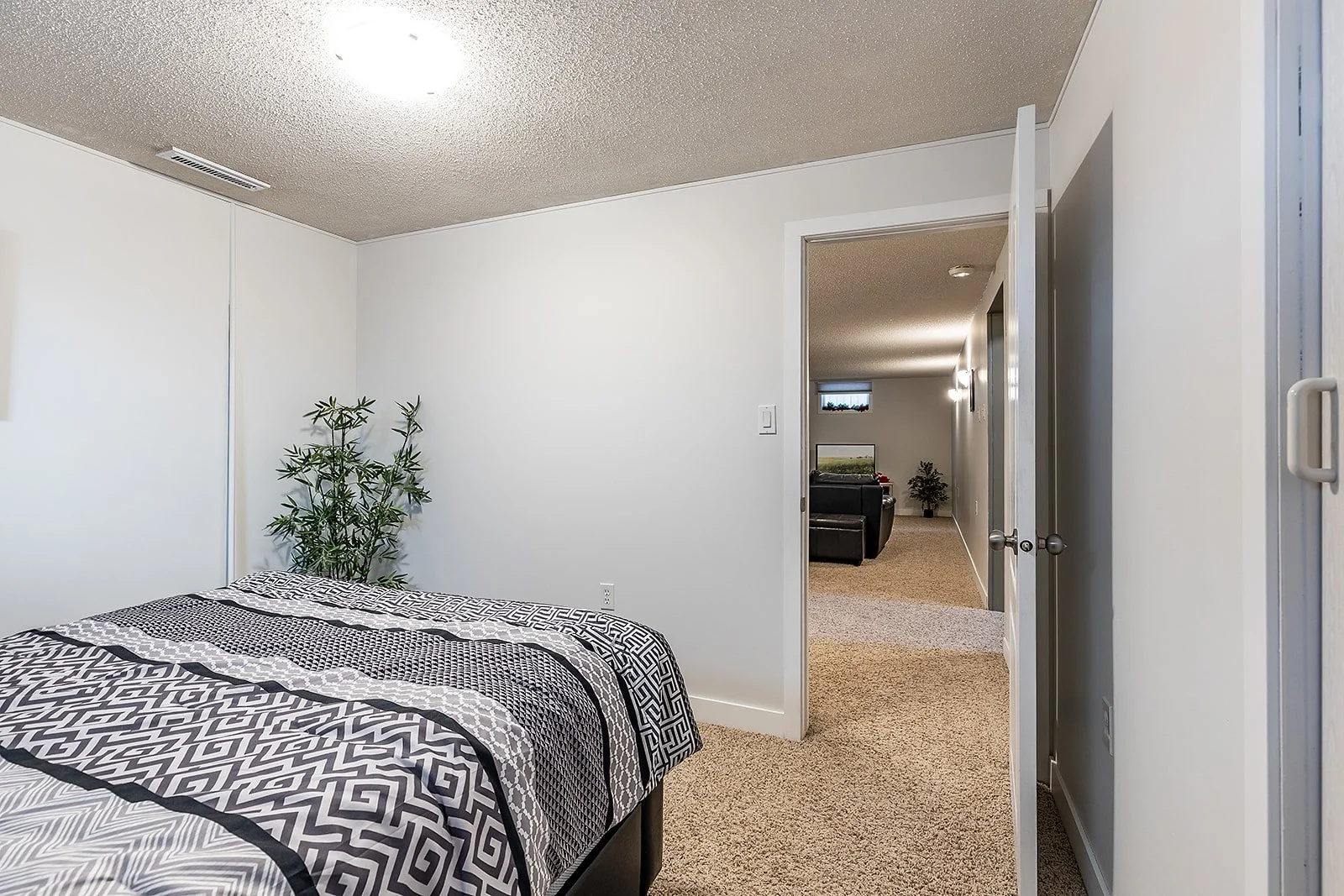 2168 20 Ave SE-30.jpg
