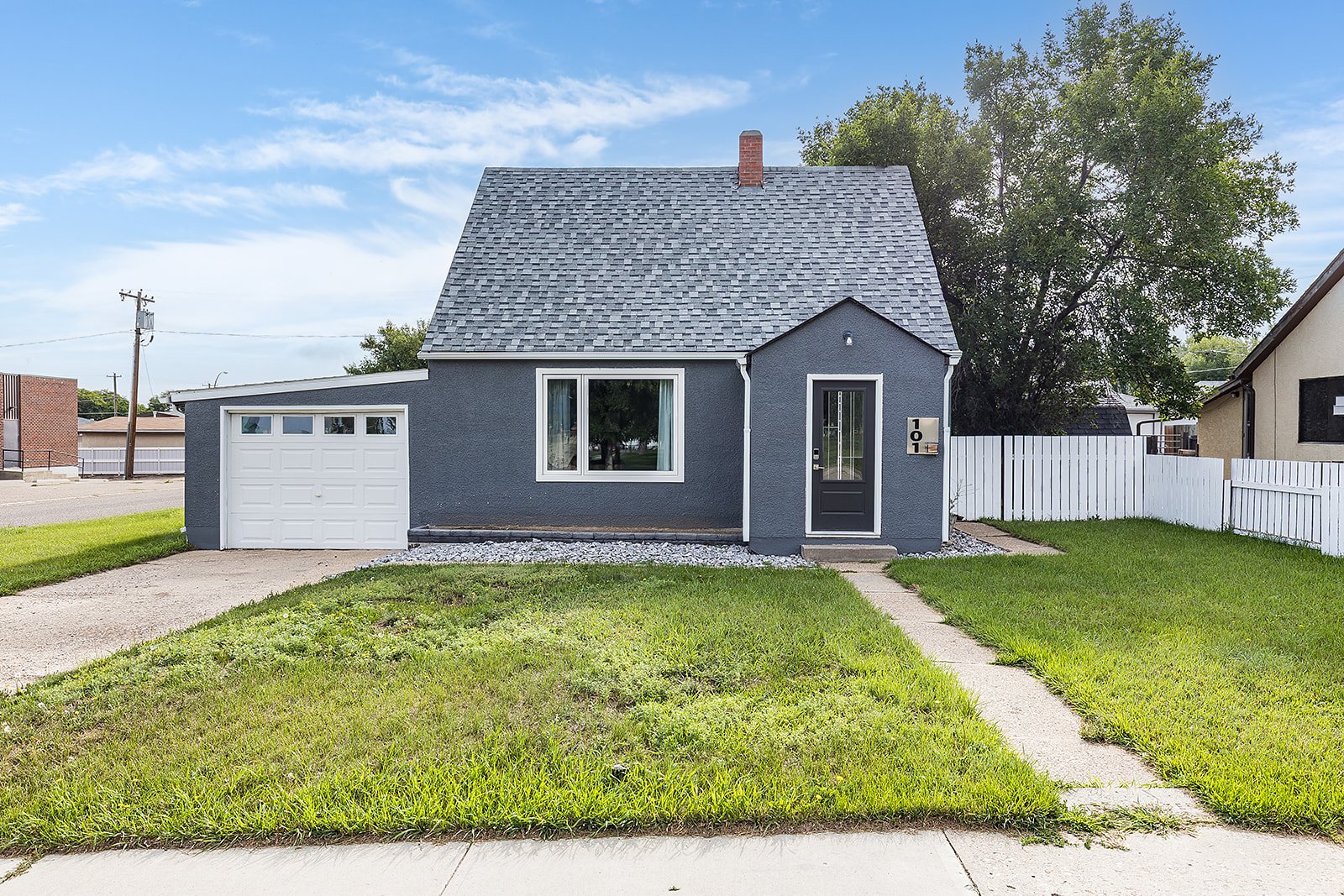 101 3 St SE-2.jpg