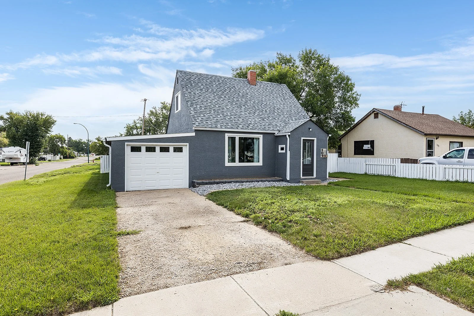 101 3 St SE-3.jpg