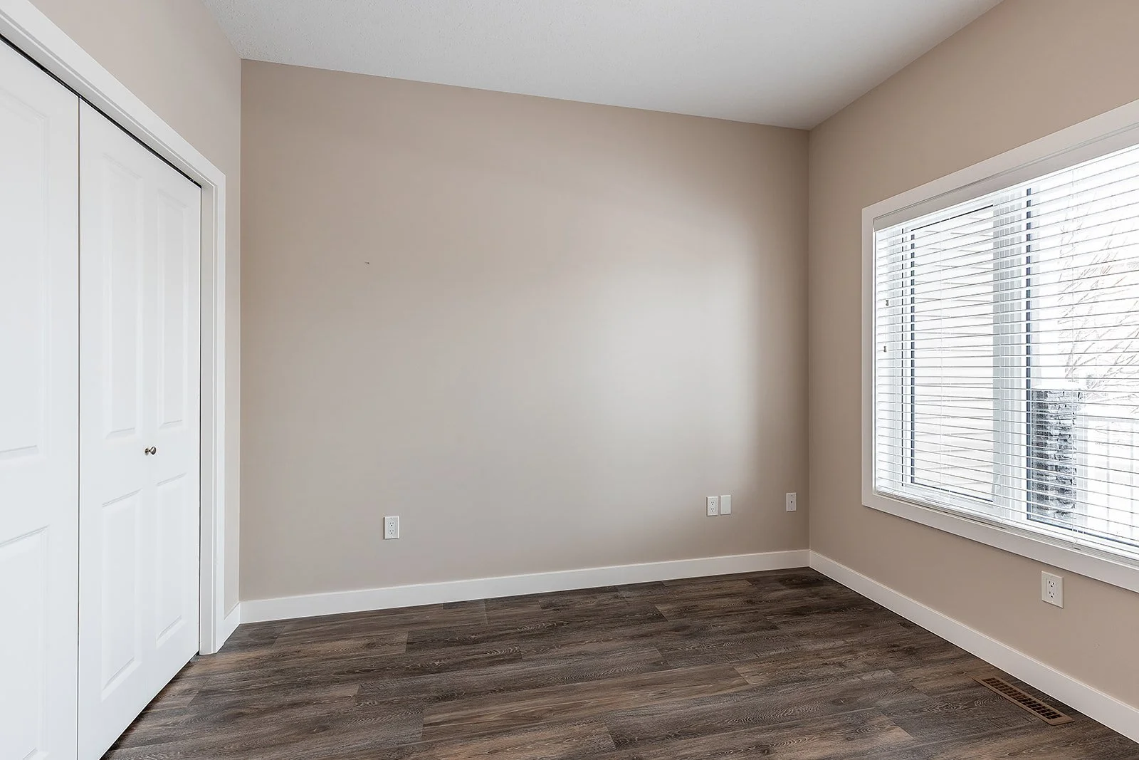 802 350 Somerside Rd SE-8.jpg