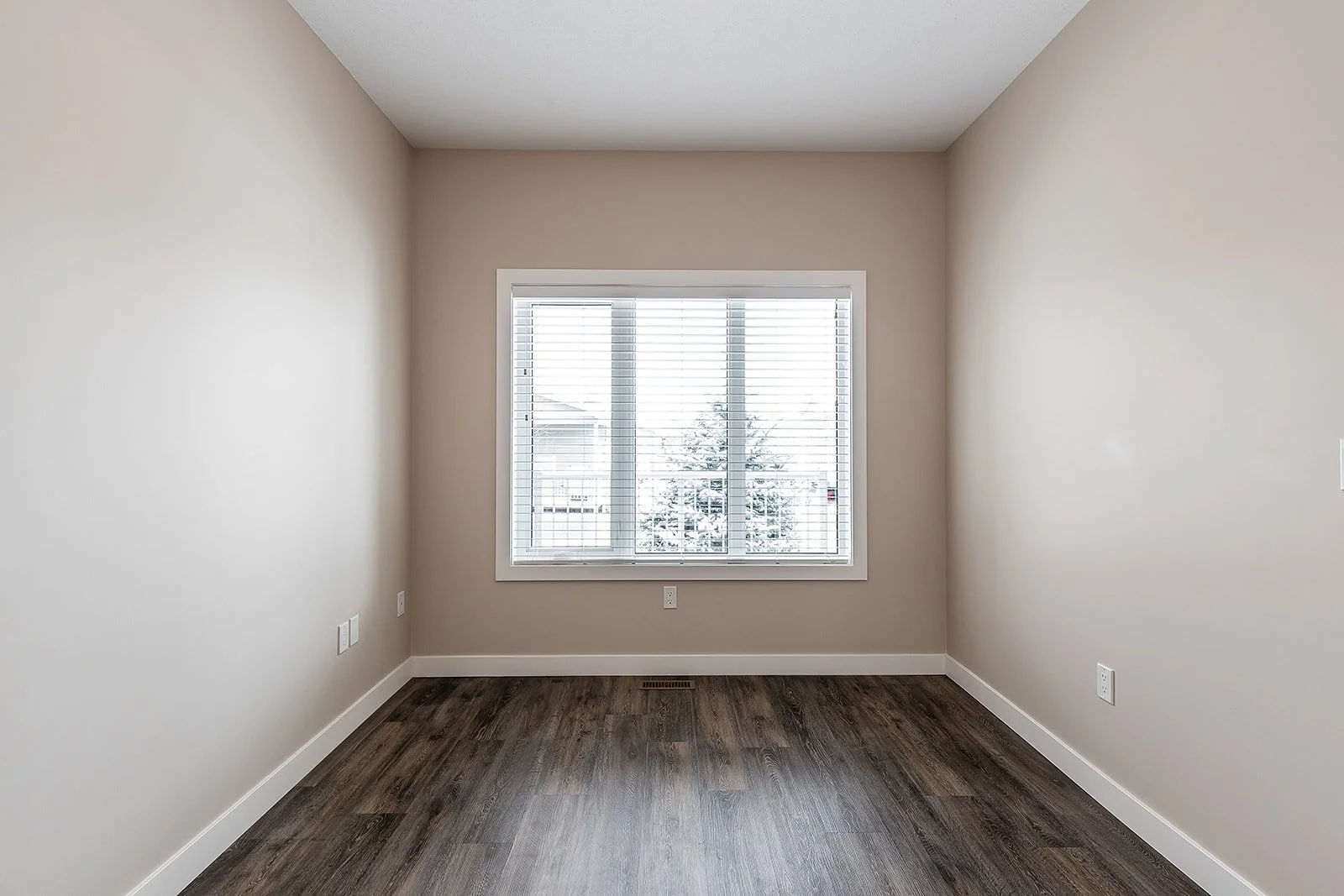 802 350 Somerside Rd SE-10.jpg