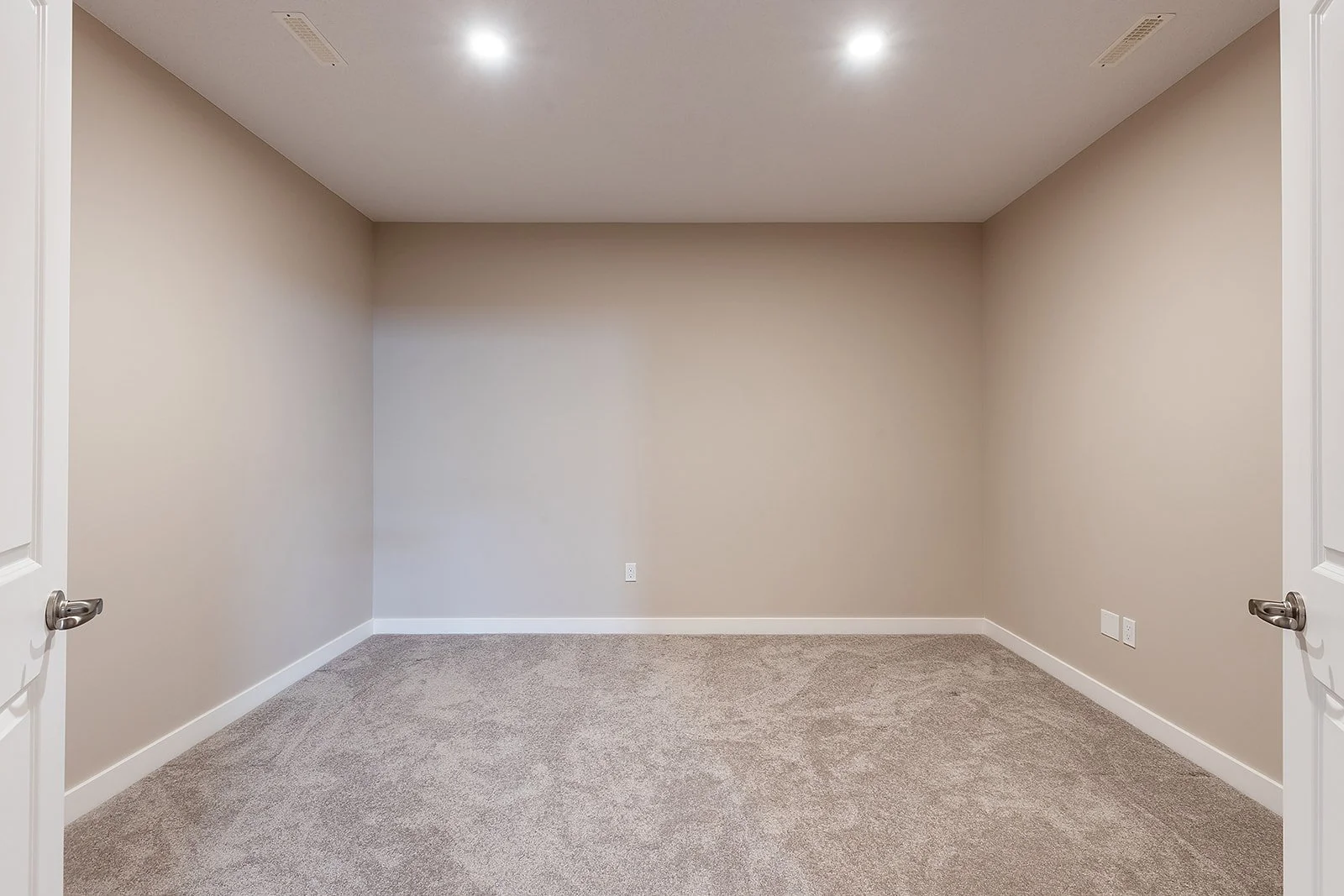 802 350 Somerside Rd SE-41.jpg