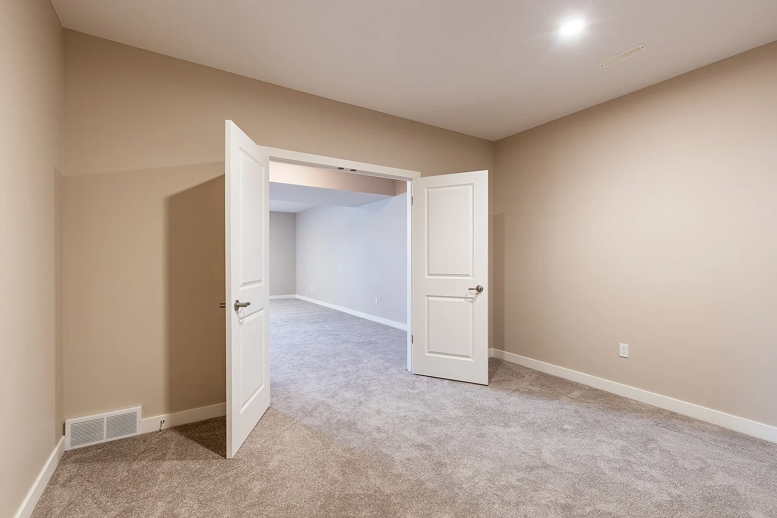 802 350 Somerside Rd SE-42.jpg