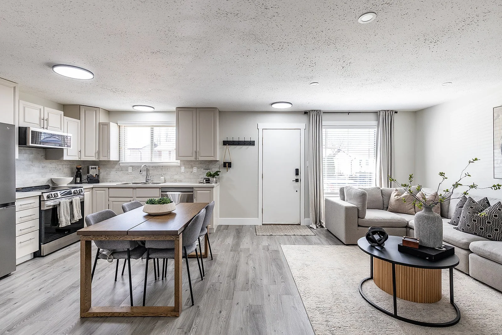 270 Shepherd Cres SE Interior-2.jpg