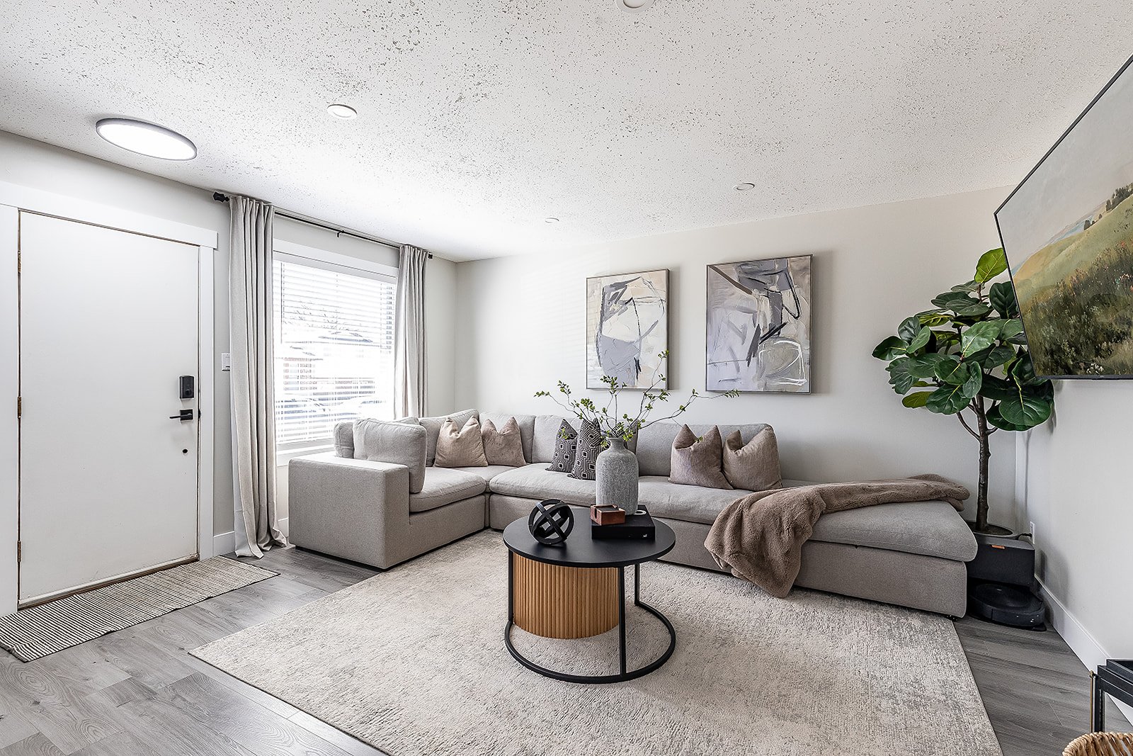 270 Shepherd Cres SE Interior-3.jpg