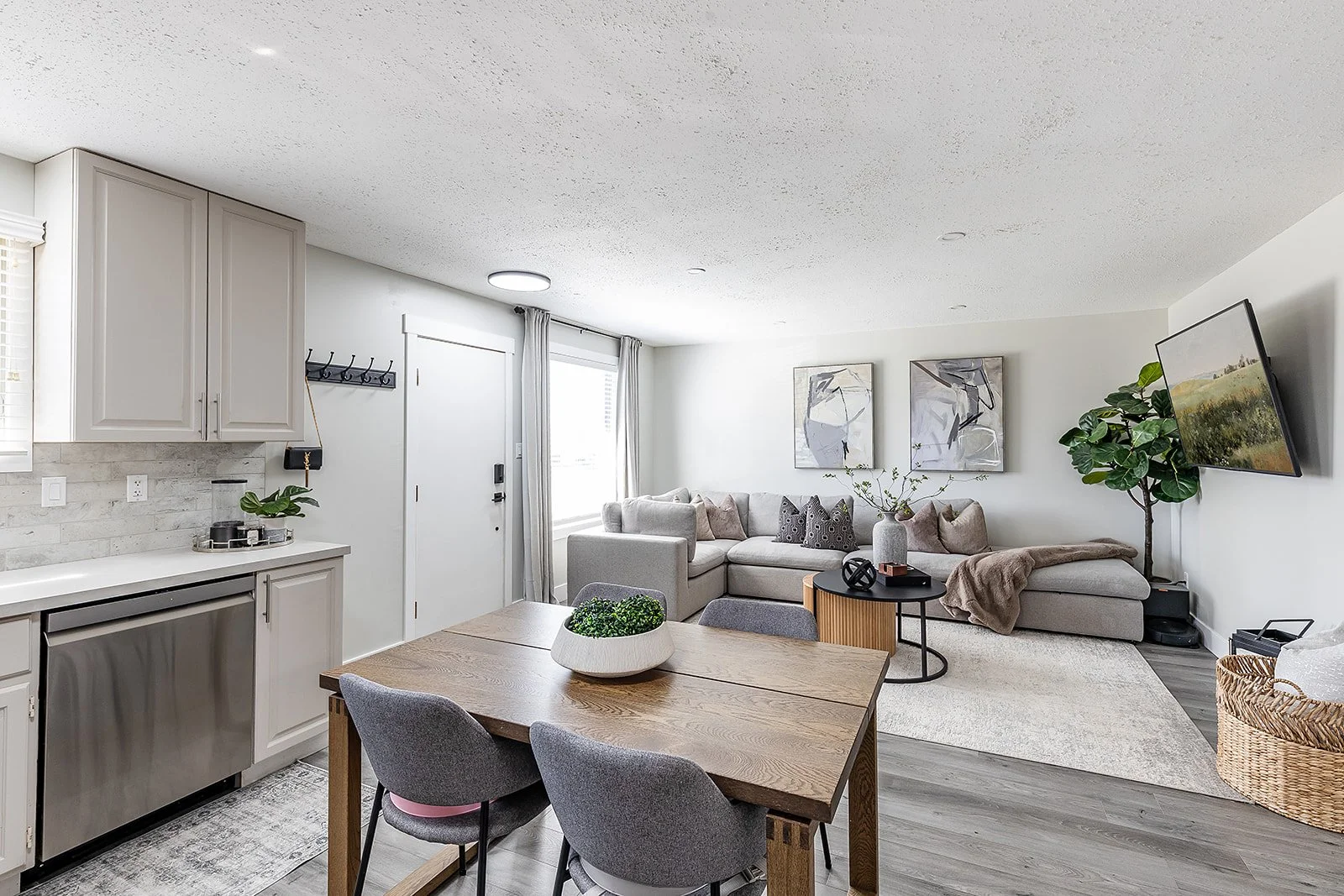 270 Shepherd Cres SE Interior-11.jpg