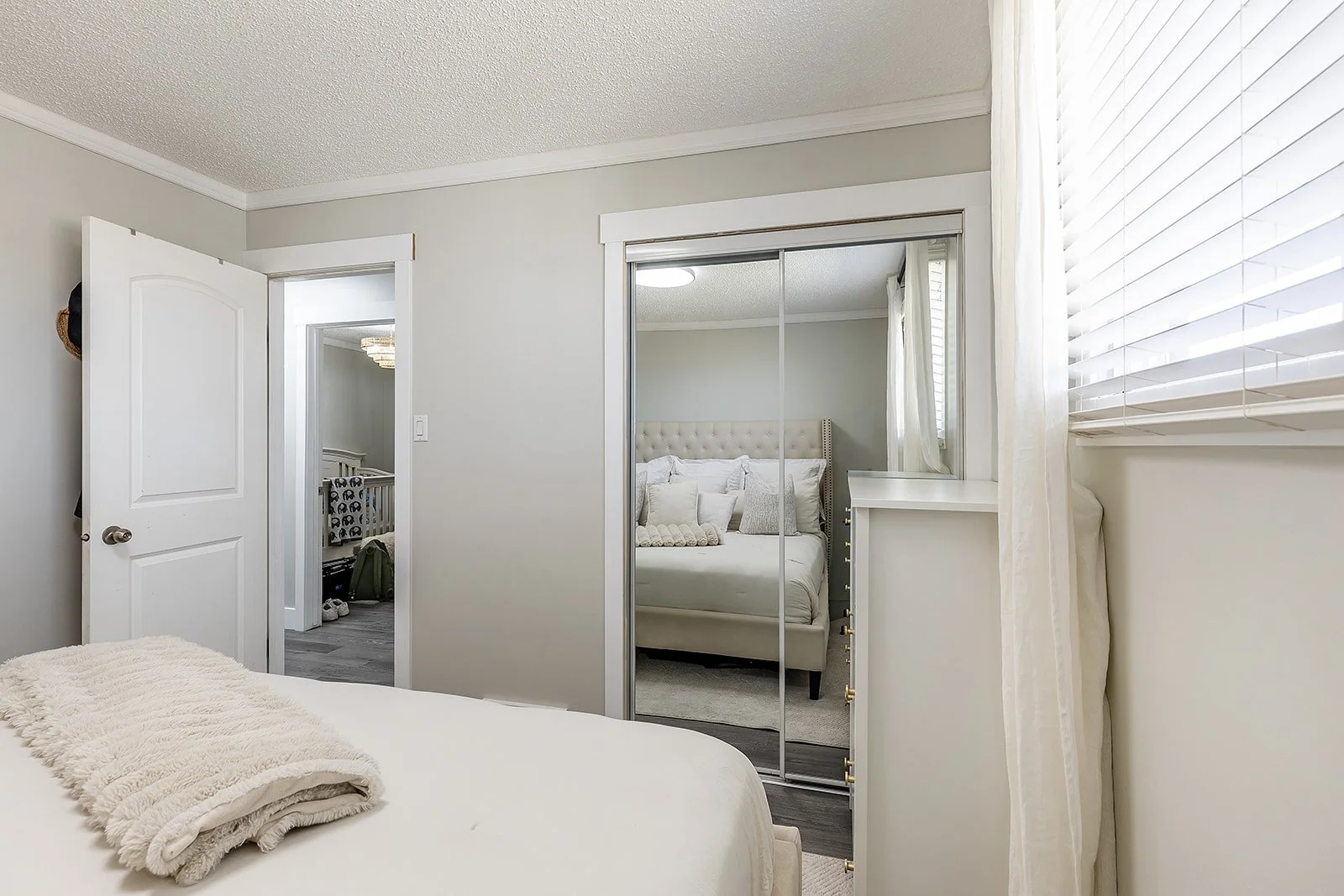 270 Shepherd Cres SE Interior-15.jpg