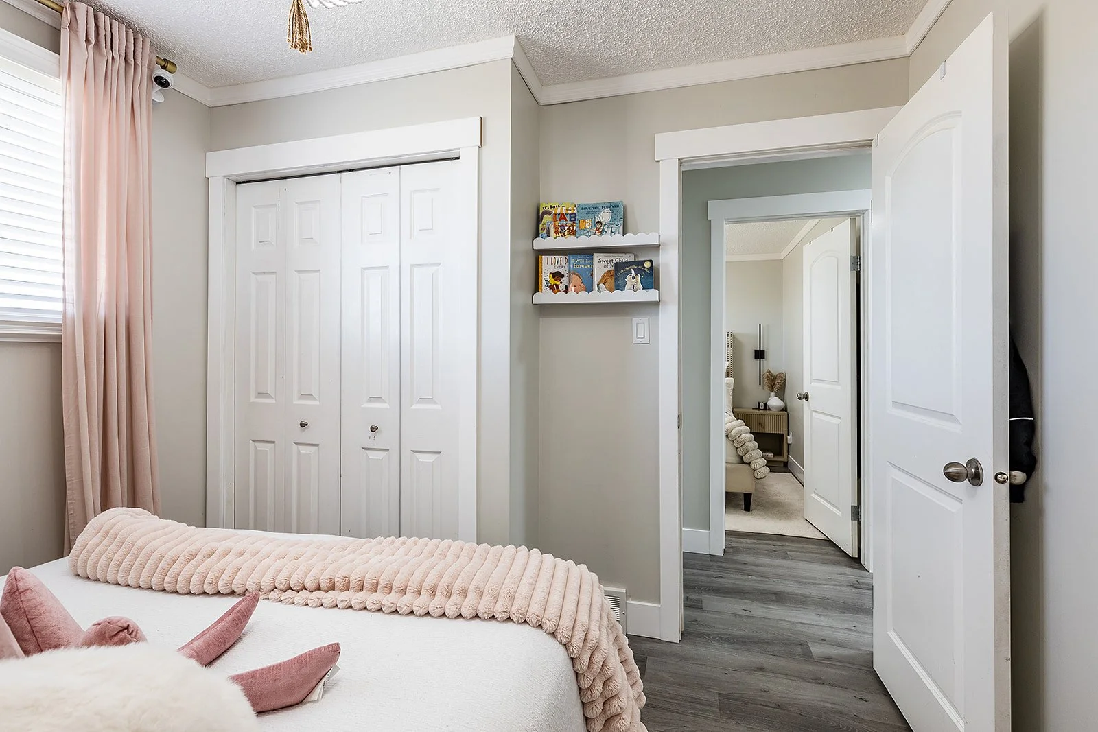 270 Shepherd Cres SE Interior-17.jpg