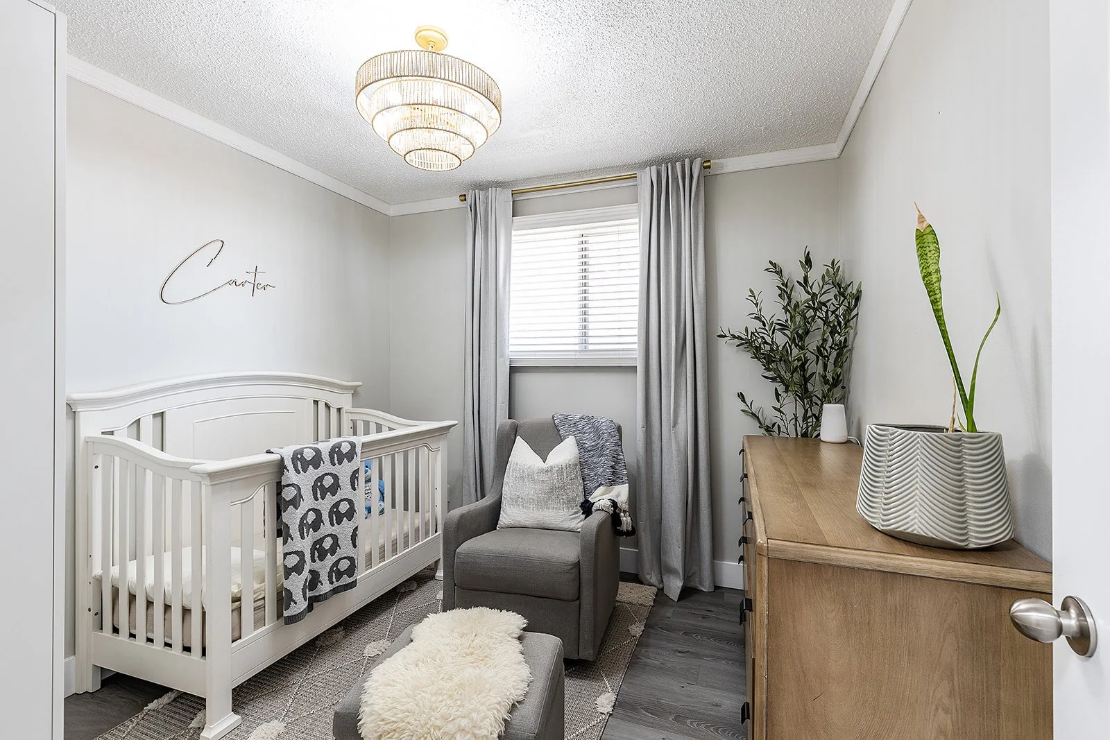 270 Shepherd Cres SE Interior-18.jpg