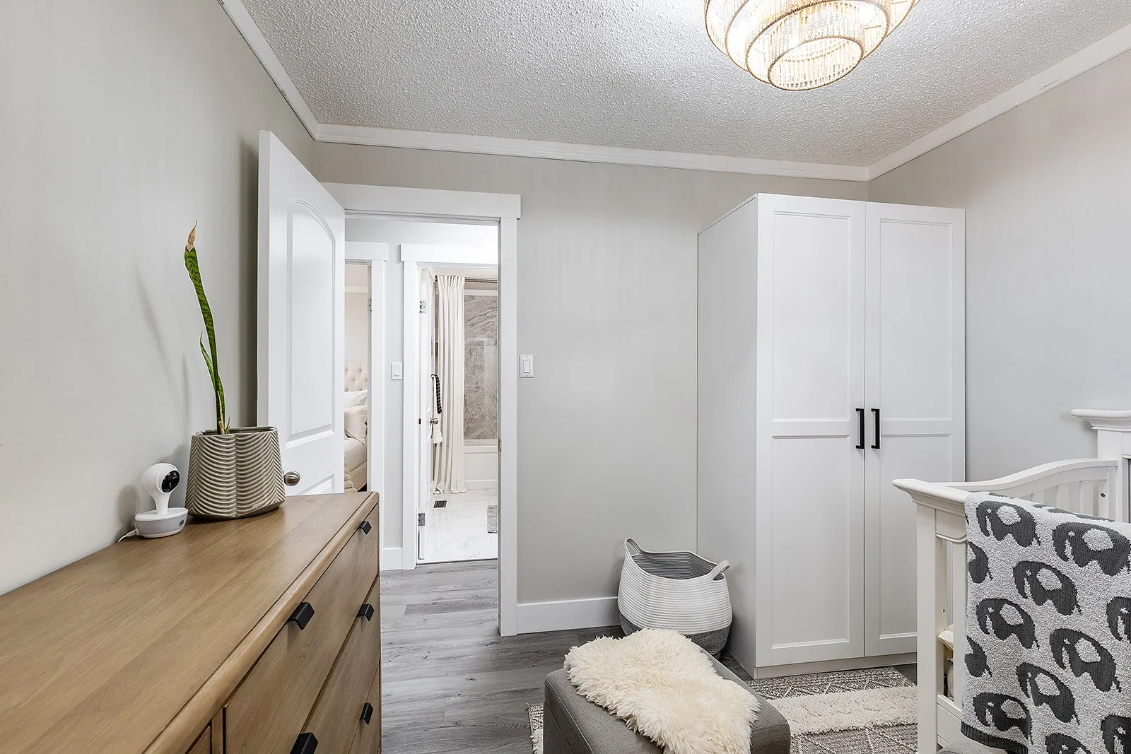 270 Shepherd Cres SE Interior-19.jpg