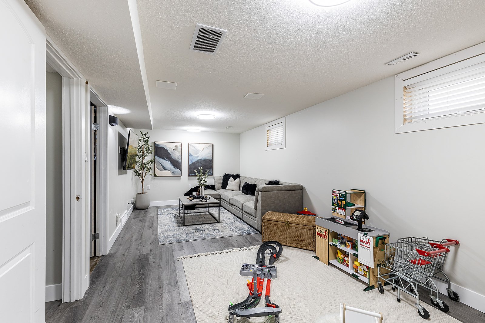 270 Shepherd Cres SE Interior-20.jpg